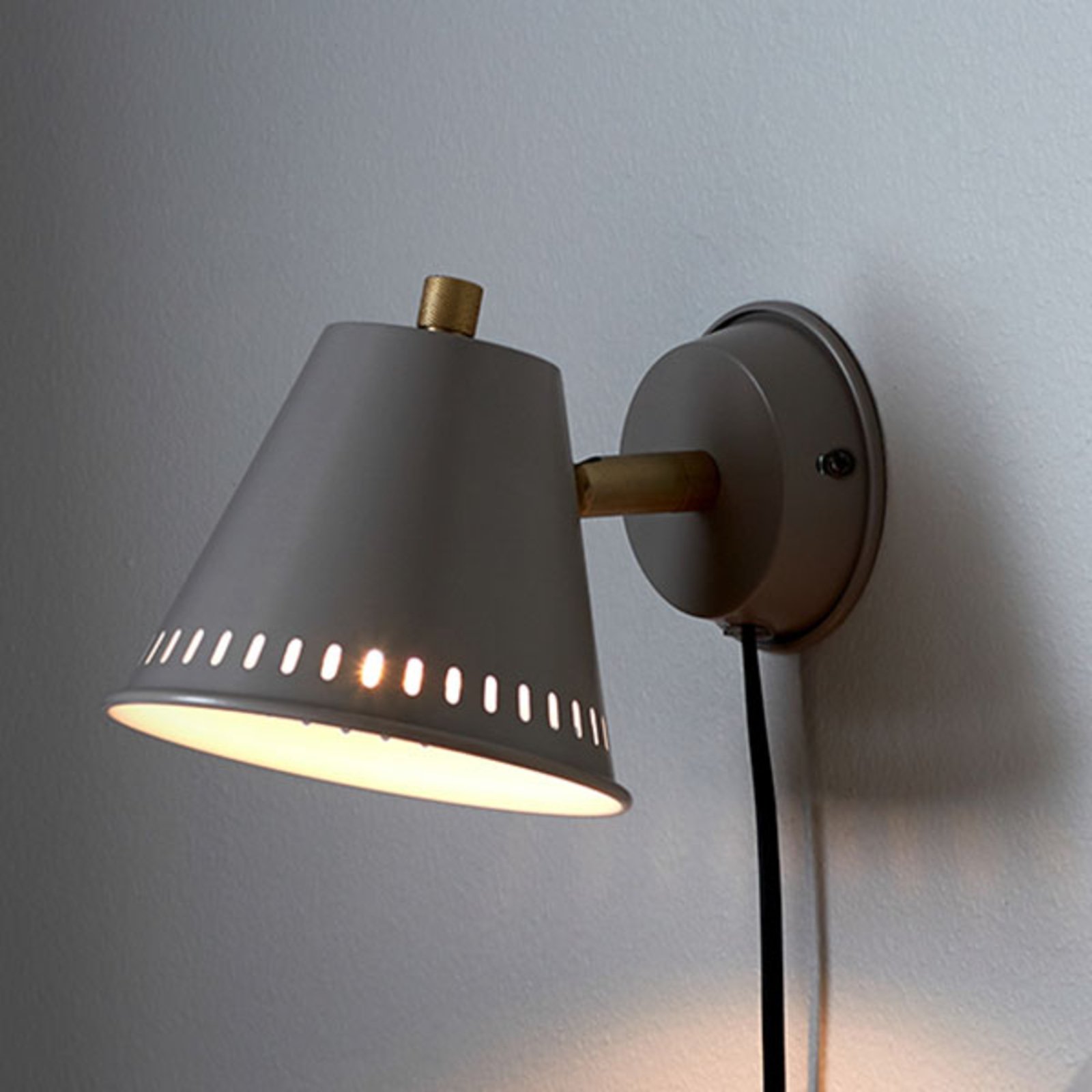 Pine wall light with plug