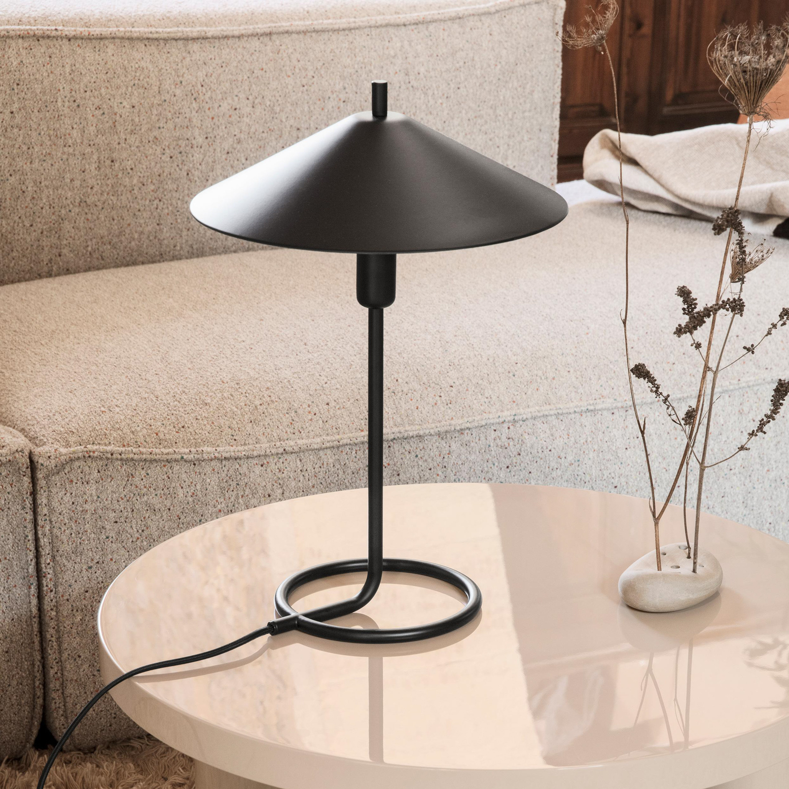 ferm LIVING Настолна лампа Filo, черна, кръгла, желязо, 43 cm