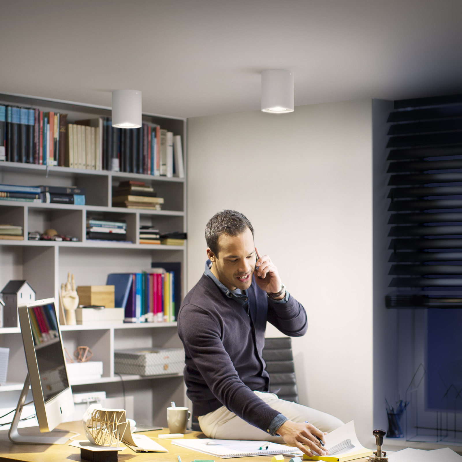 Philips Hue White Ambiance Pillar LED-alasvalo, valkoinen, valkoinen