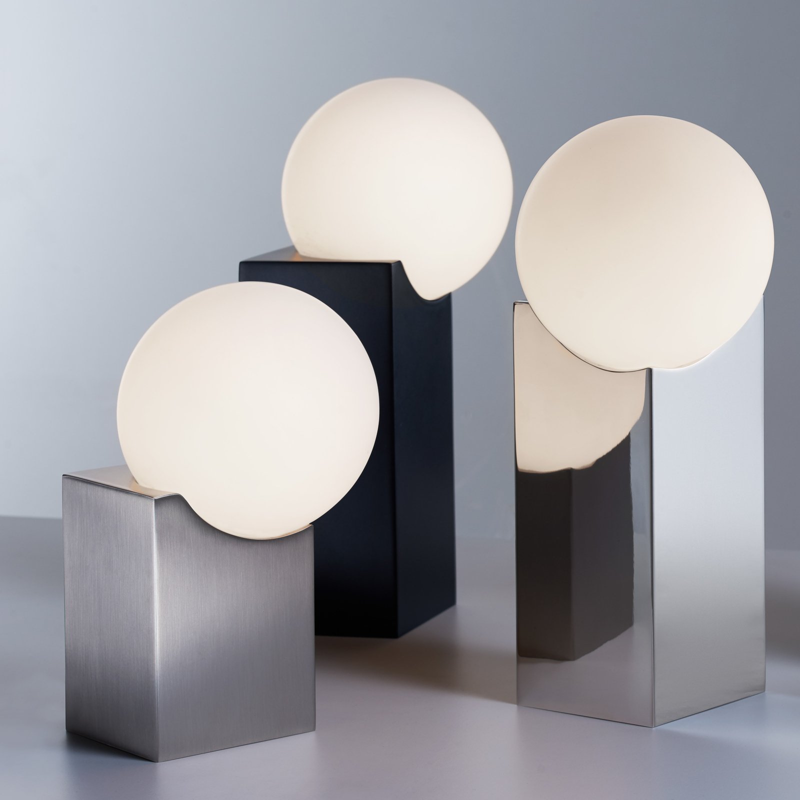 Design-oriented table lamp Cub, matt nickel