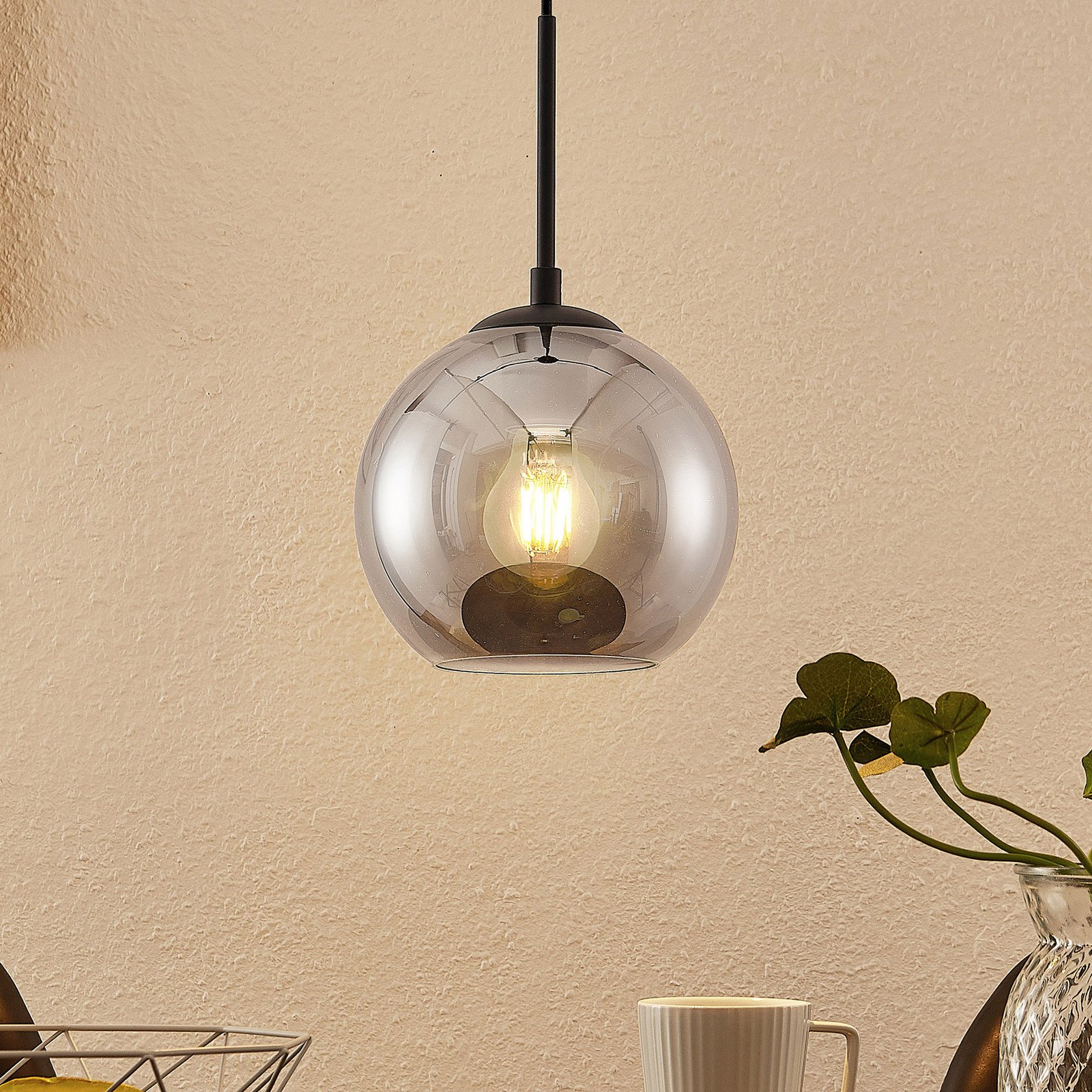 Lindby Jurian lampă suspendată 1 bec negru/fumos - Camera de zi / sufragerie - modern - negru nisip sticlă fumurie - Metal