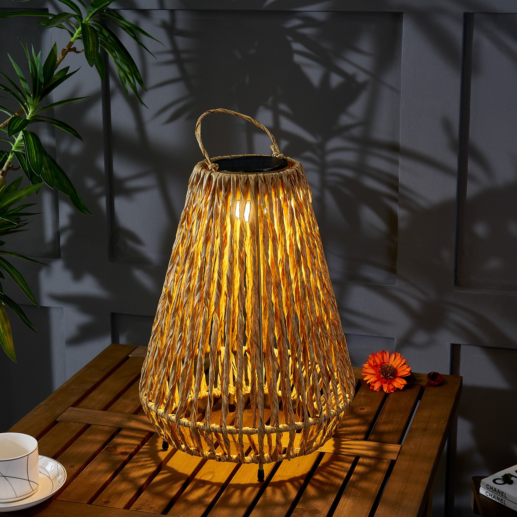 Lindby lampe solaire LED Amaria, rotin, clair, Ø 27 cm