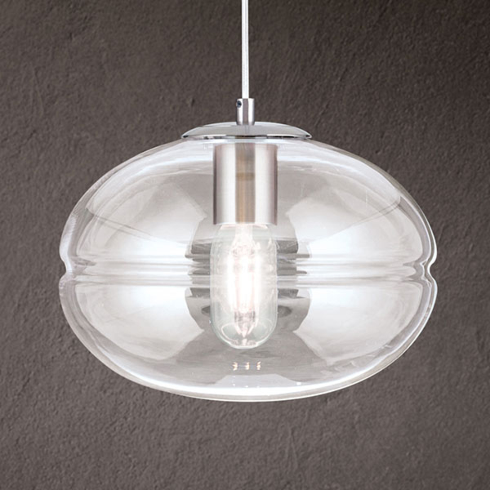 Richard pendant light with mouth-blown lampshade