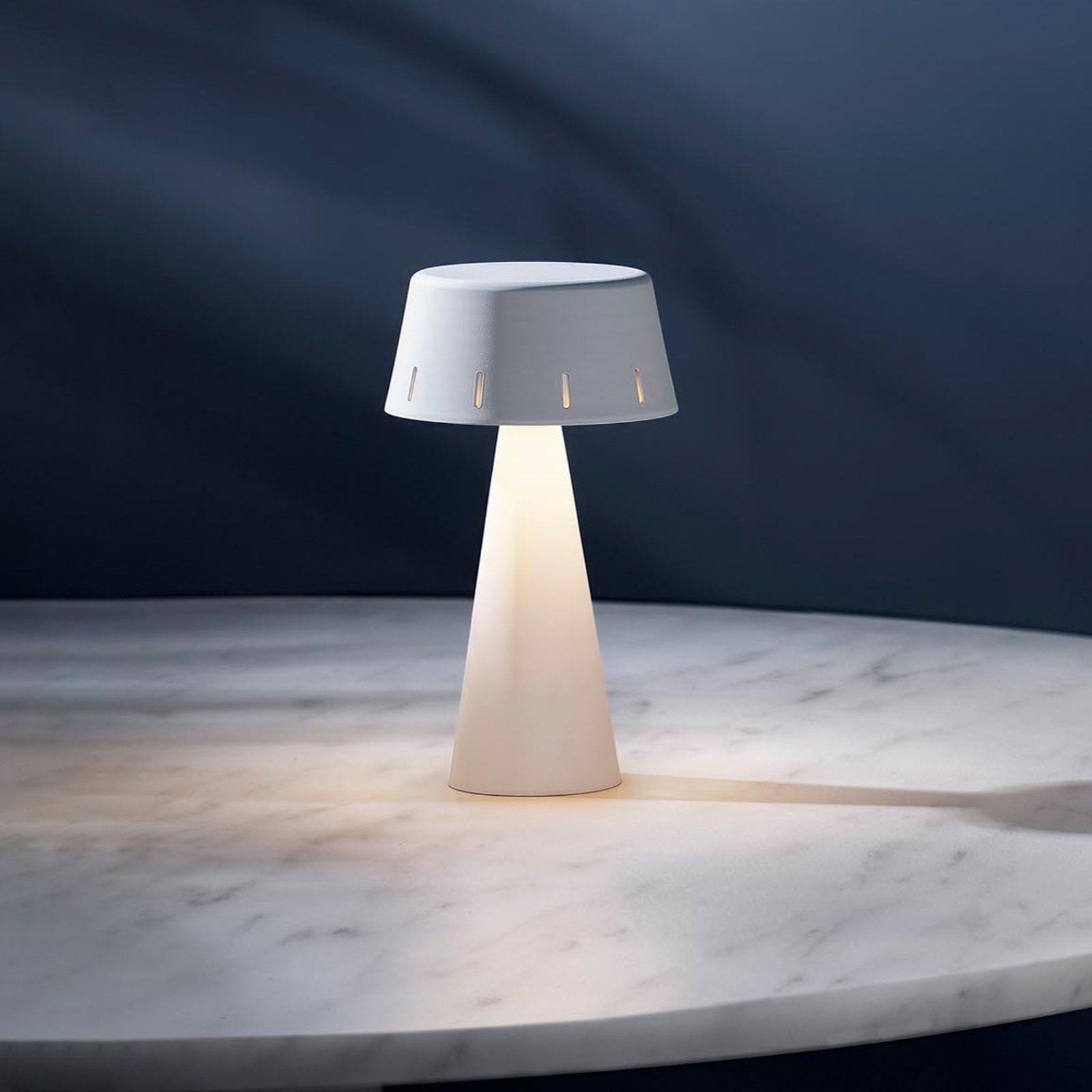 OLEV Makà LED asztali lámpa újratölthető akkumulátorral, fehér színben