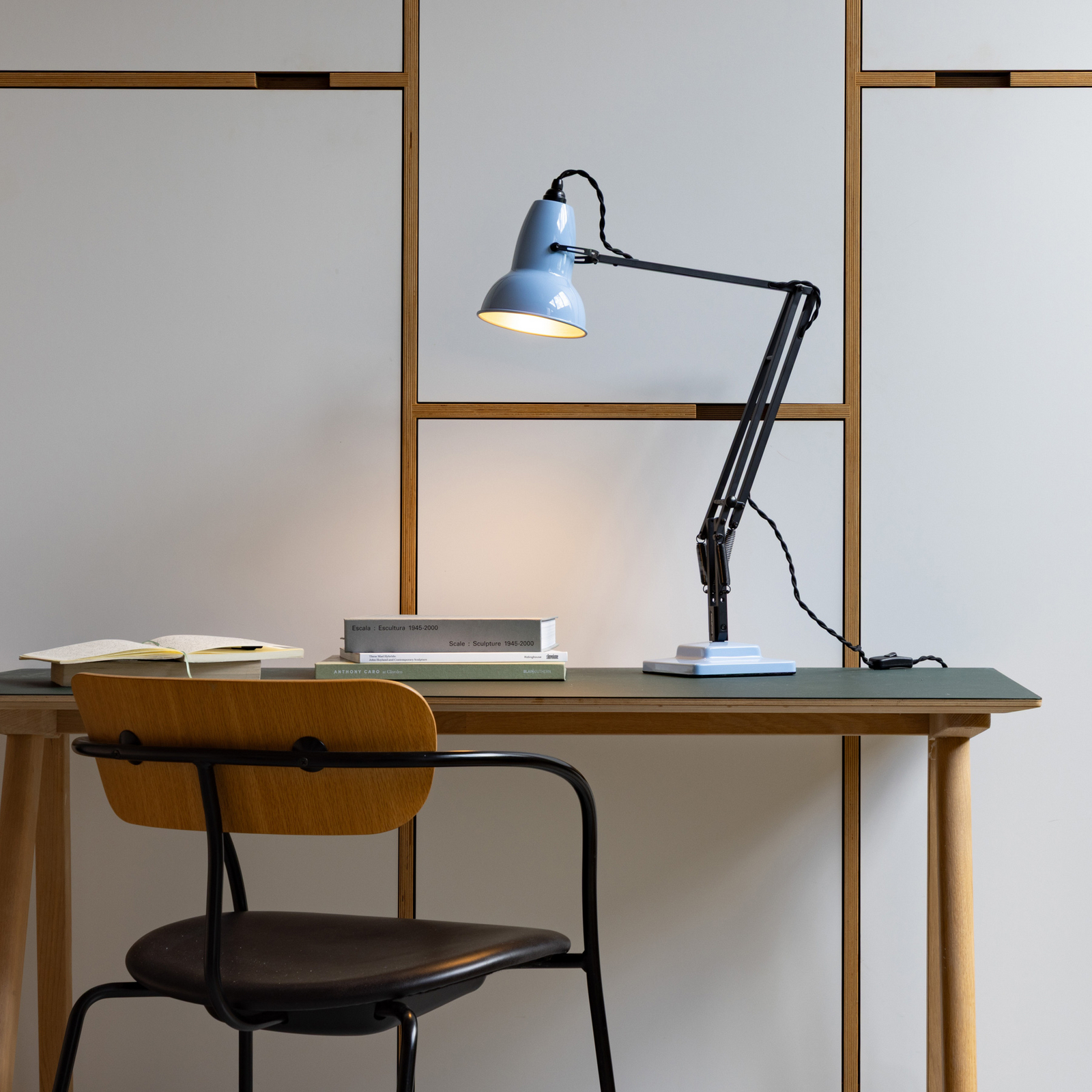 Lampe de table Anglepoise Original 1227, bleu opale/noir, 49 cm Lampe de table Anglepoise Original 1227, bleu opale/noir, 49 cm