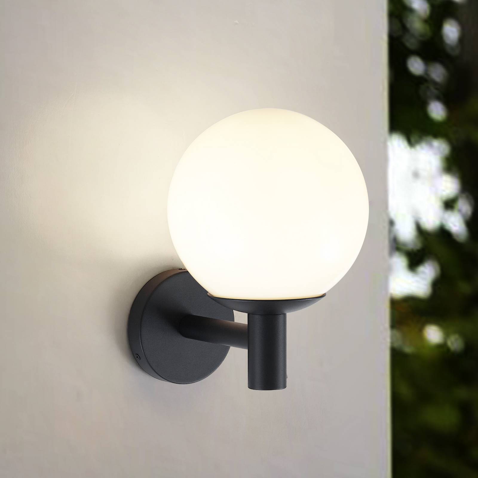 Lindby Außenwandleuchte Dangan, weiß, Glas, Ø 20 cm, IP44 günstig online kaufen