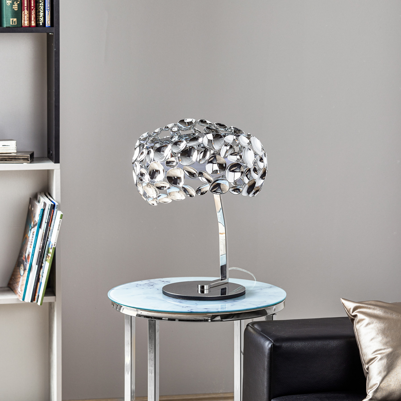 Interessante lampada tavolo LED Narisa cromata