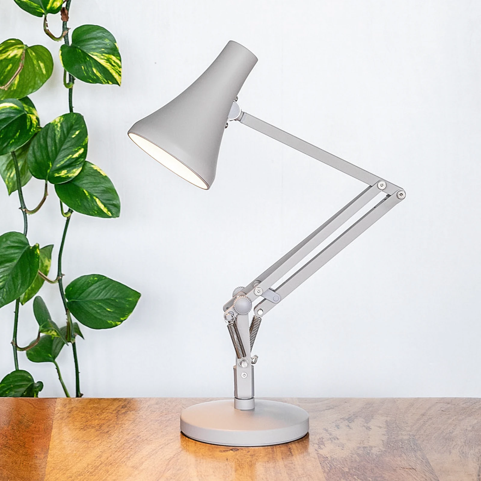Anglepoise 90 Mini Mini LED table lamp USB beige | Lights.co.uk