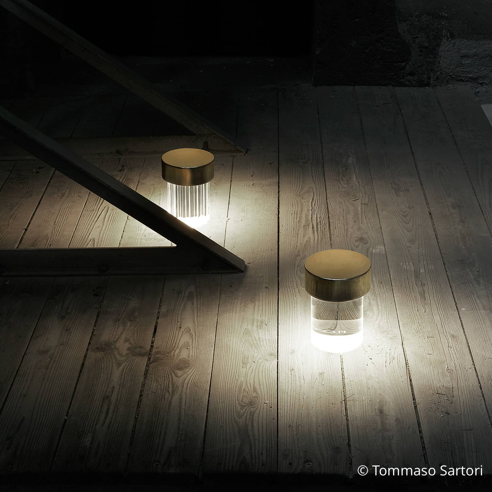 Akumulatorowa lampa stołowa LED FLOS Last Order, żebrowana, złota, IP20