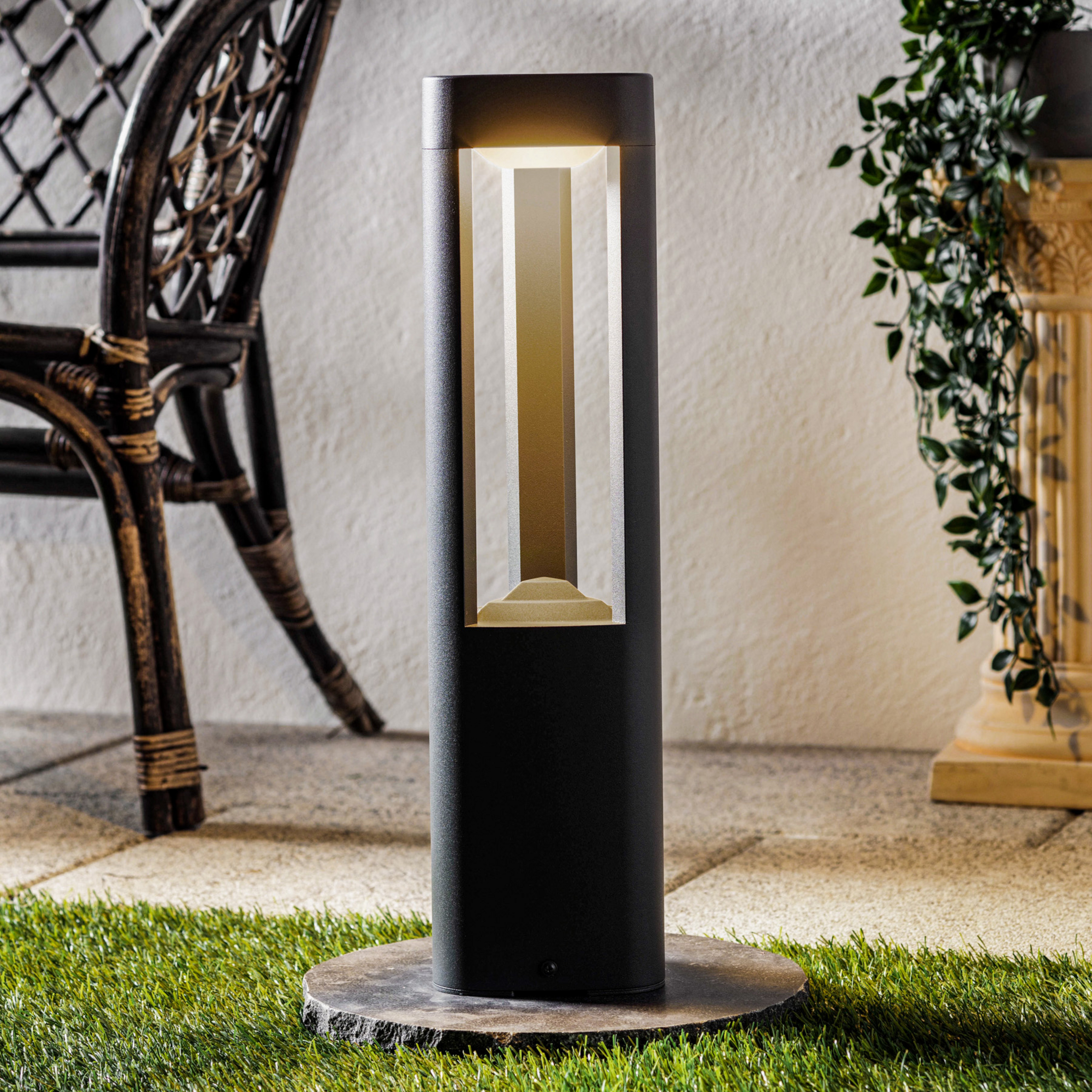 Lucande LED állólámpa Pirron, 50 cm, háromszögletű, IP54