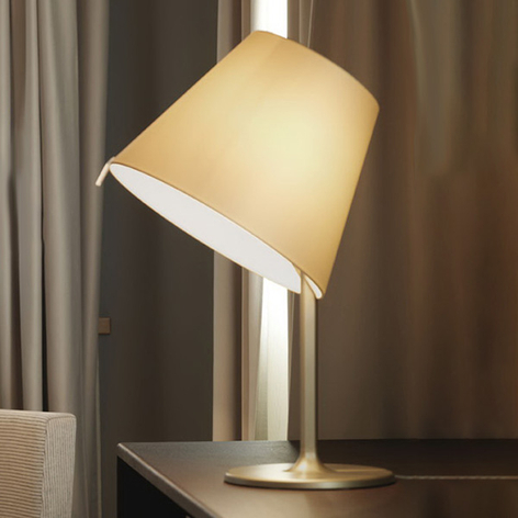 Artemide Melampo Tischleuchte mit drehbarem Schirm