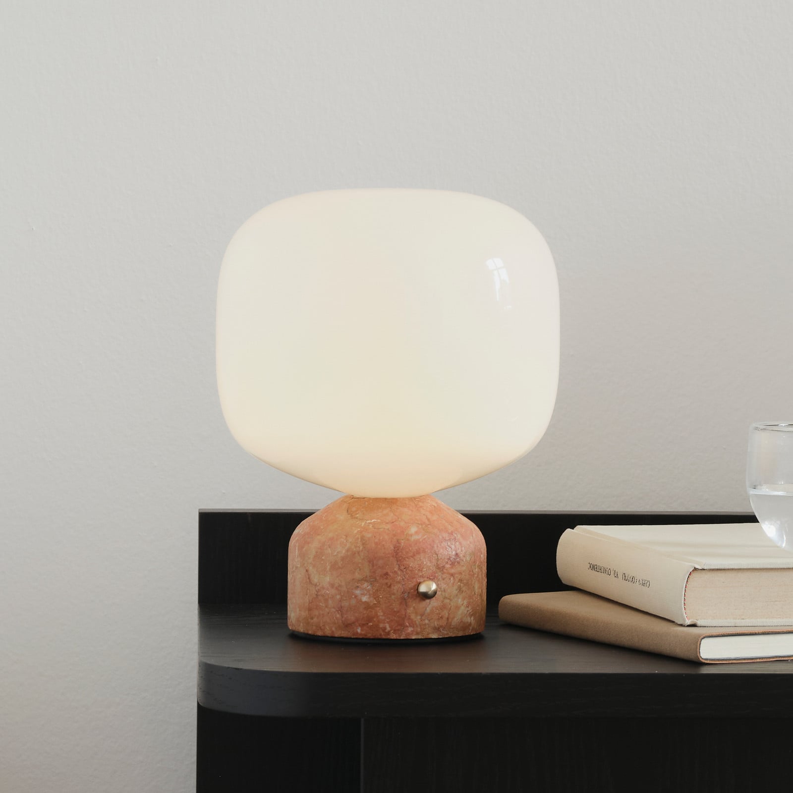 Meemo LED-batteridrevet bordlampe, marmor ravfarvet, glas GEJST - Stue - Med én lyskilde