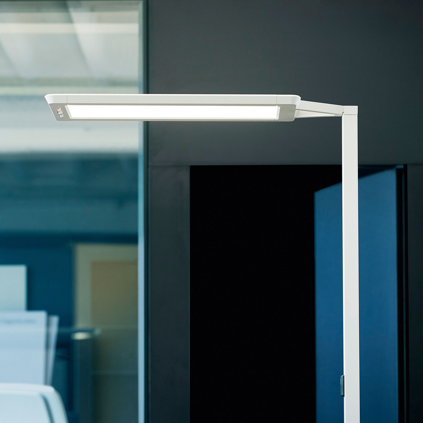 Yara.single VTL LED floor lamp, Bluetooth, PIR, 15,000lm