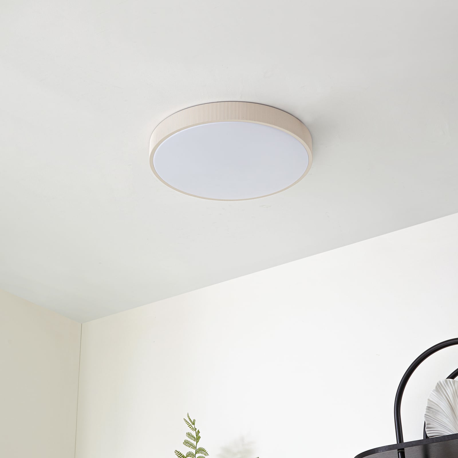 Lindby LED griestu lampa Zylo, smilškrāsā, Ø 49 cm, CCT, ar dimmeru