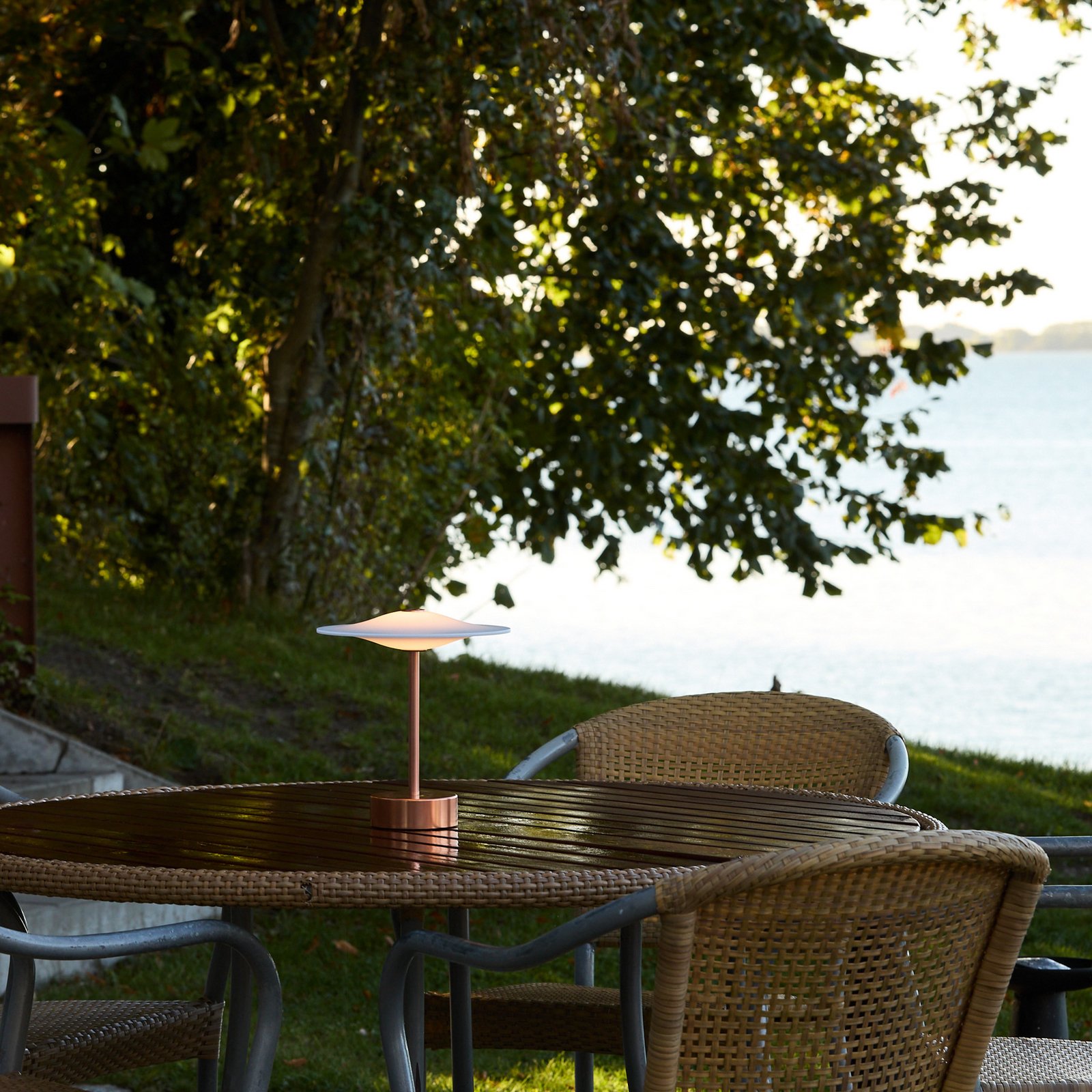 Sinus 22 bærbar LED-bordlampe, kobber, IP44 – Piet Hein