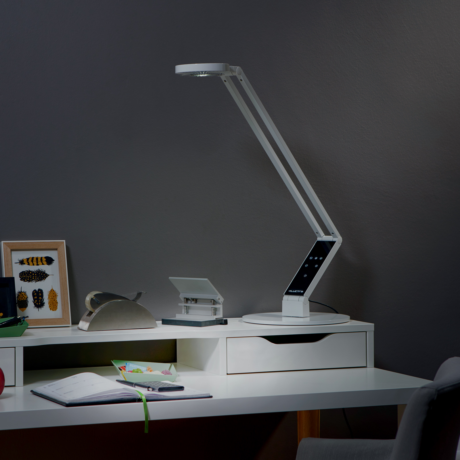 Luctra Table Linear LED-Tischleuchte mit Fuß