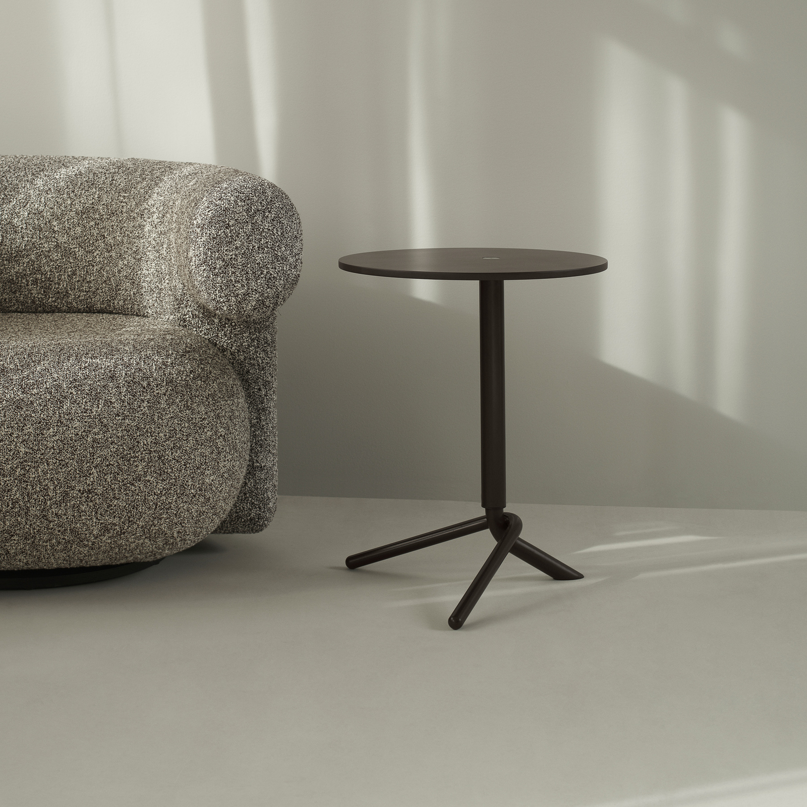 Sivupöytä Lift, tummanruskea, teräs, MDF, korkeus 56,5 cm – Normann Copenhagen Sivupöytä Lift, tummanruskea, teräs, MDF, korkeus 56,5 cm – Normann Copenhagen