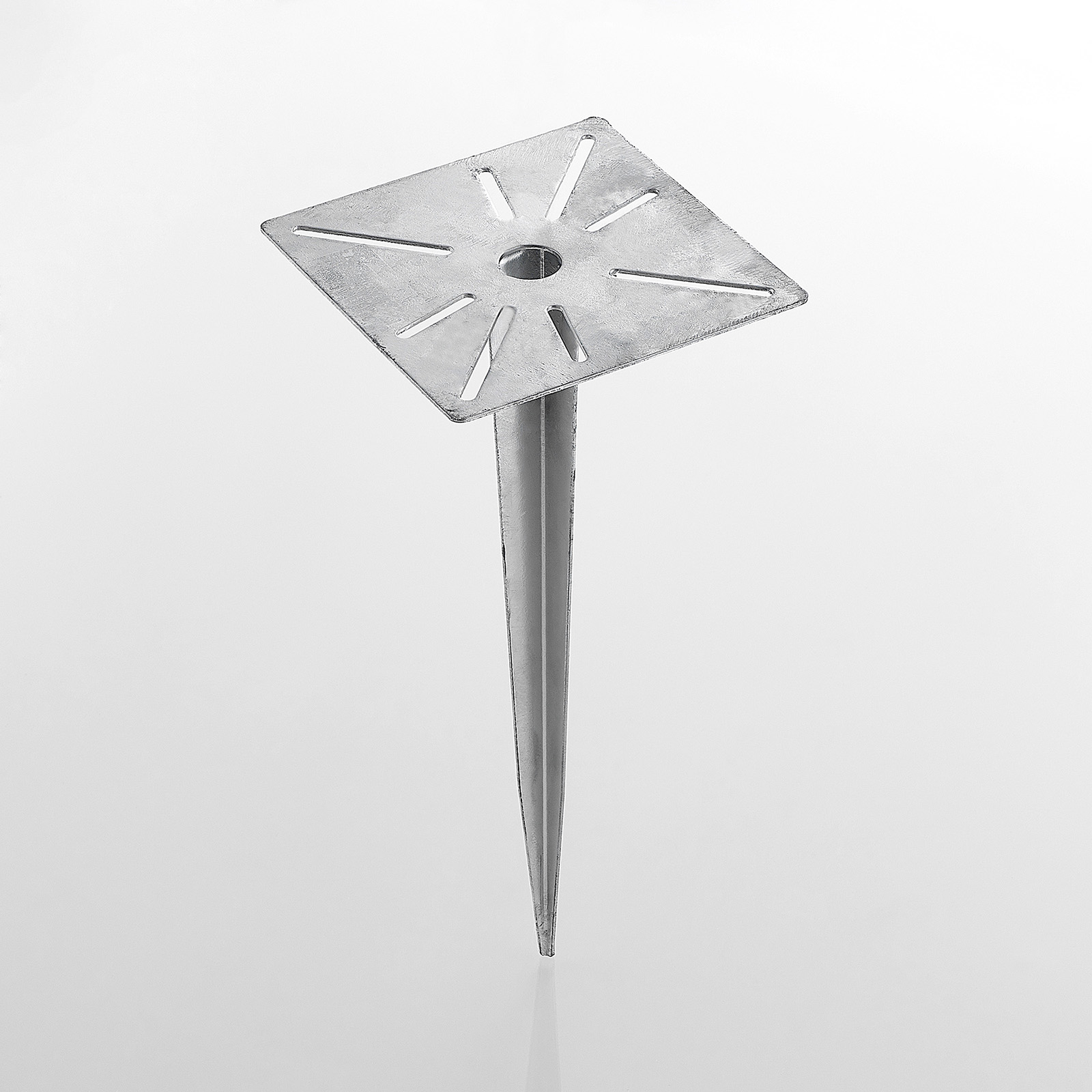Lucande Cadis earth spike, steel, L: 16 cm, W: 16 cm, H: 37.5 cm