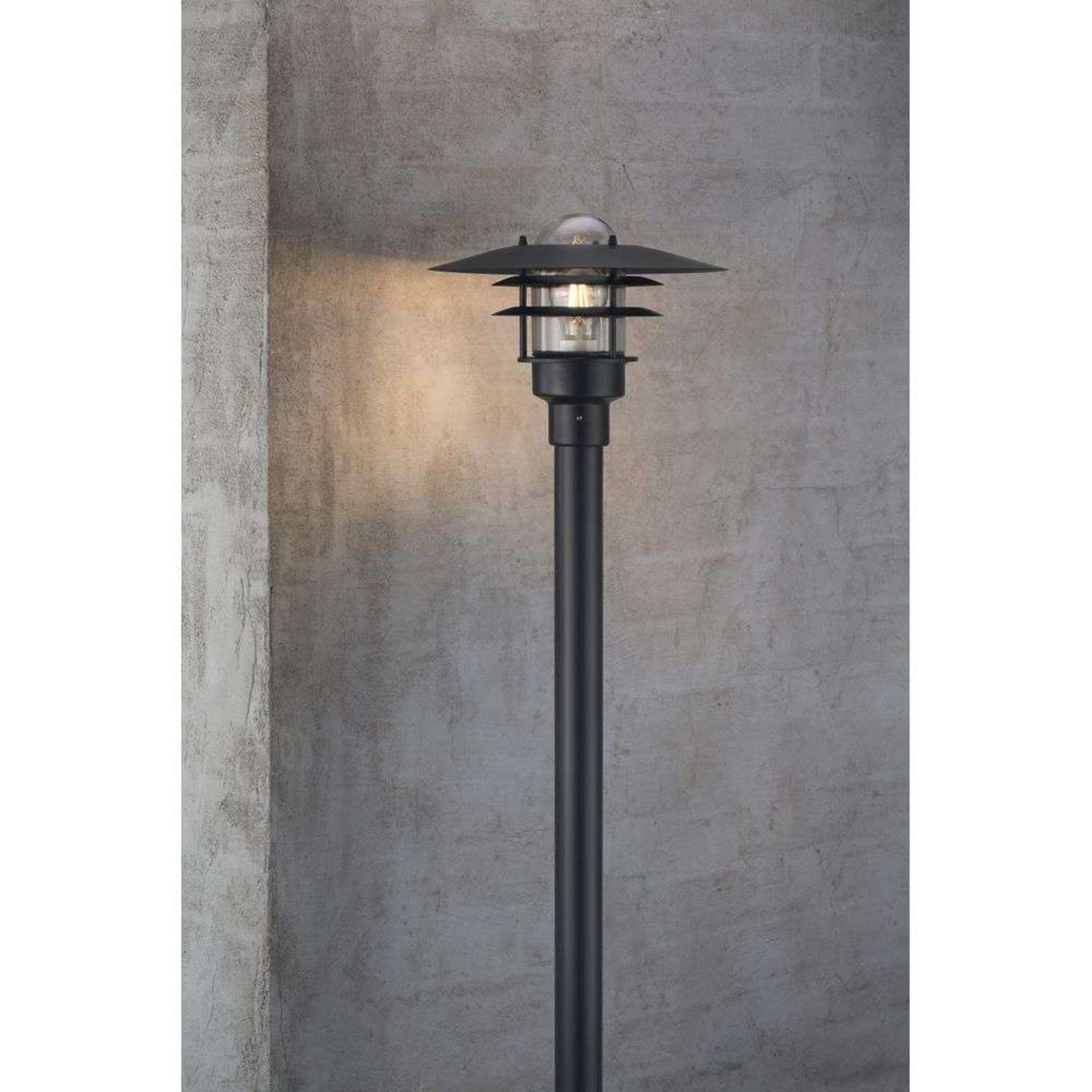 L&oslash;nstrup 32 Tr&auml;dg&aring;rdslampa Black Nordlux - Terrass - Metall