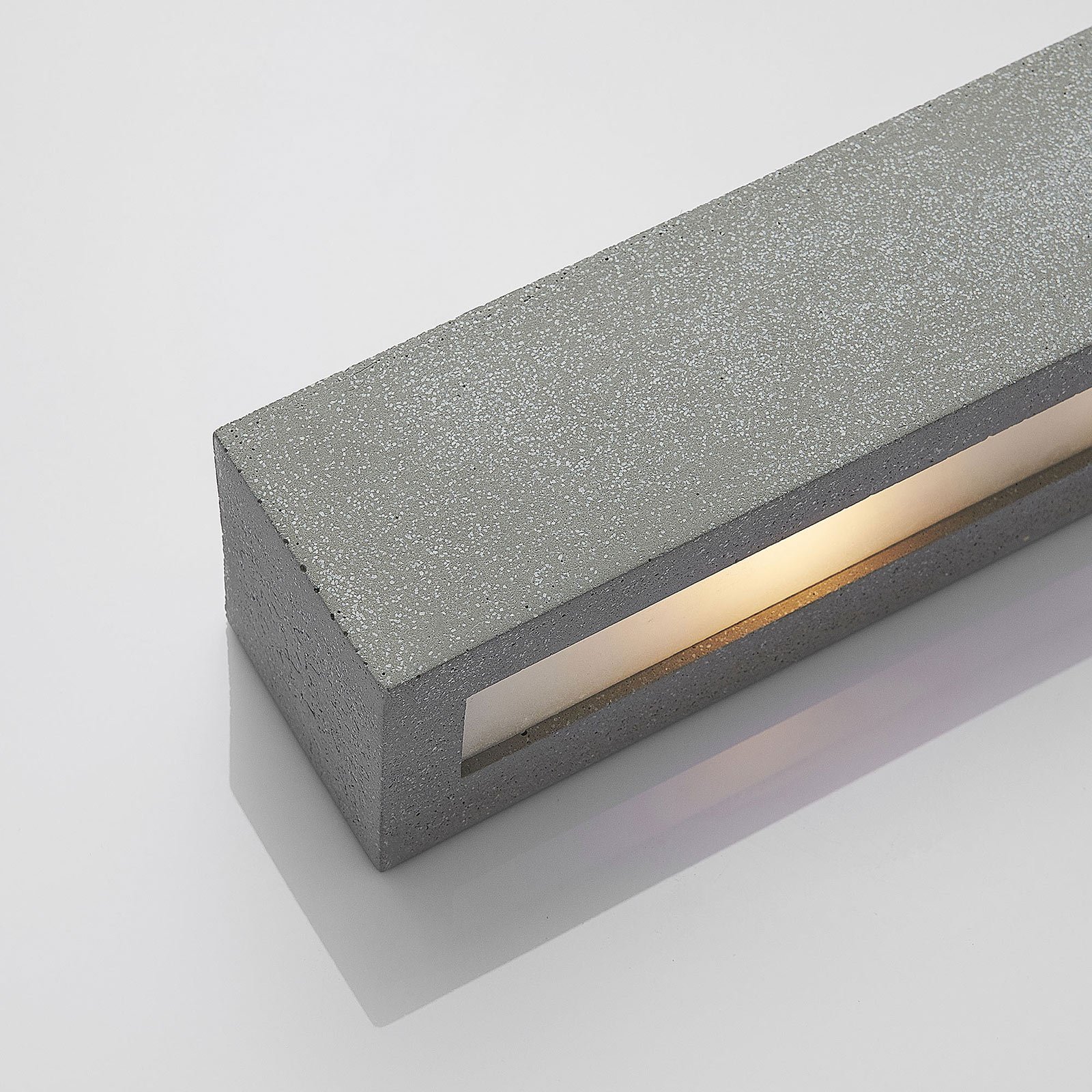 Lindby Nellie LED-vägglampa betong, bredd 35,3 cm