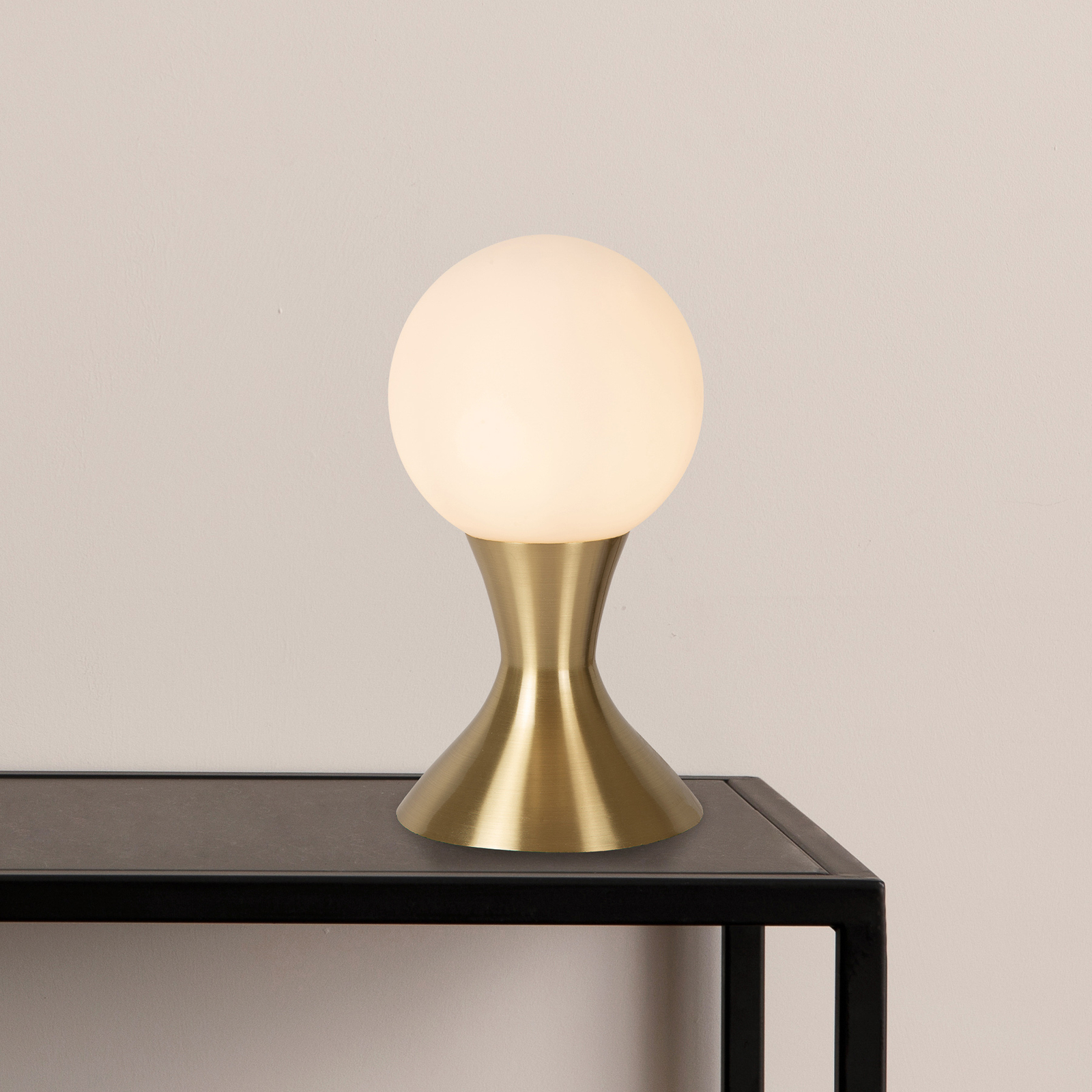 Lámpara de mesa Moya con pantalla de vidrio, oro