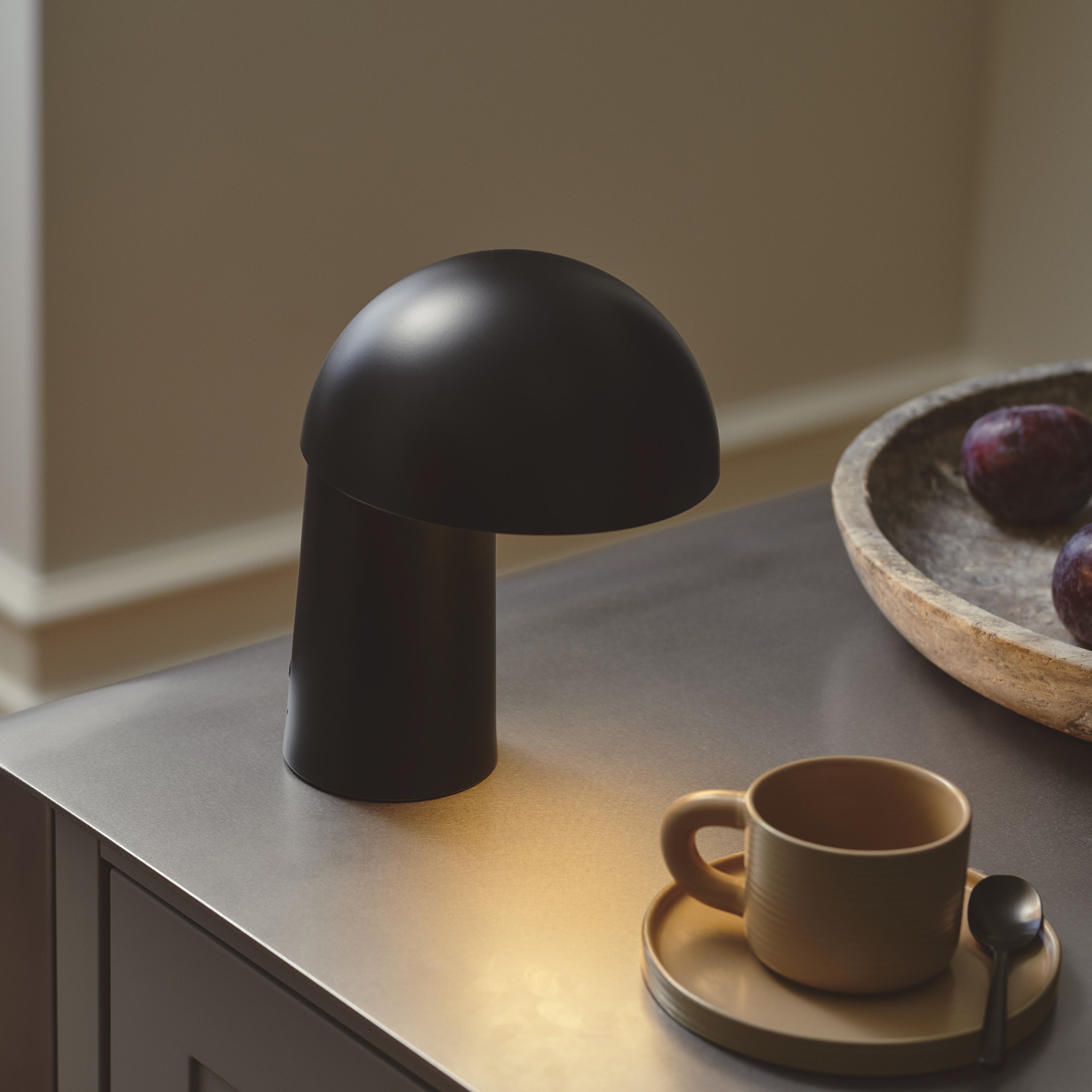 LED-es újratölthető asztali lámpa Faye Hordozható, fekete,