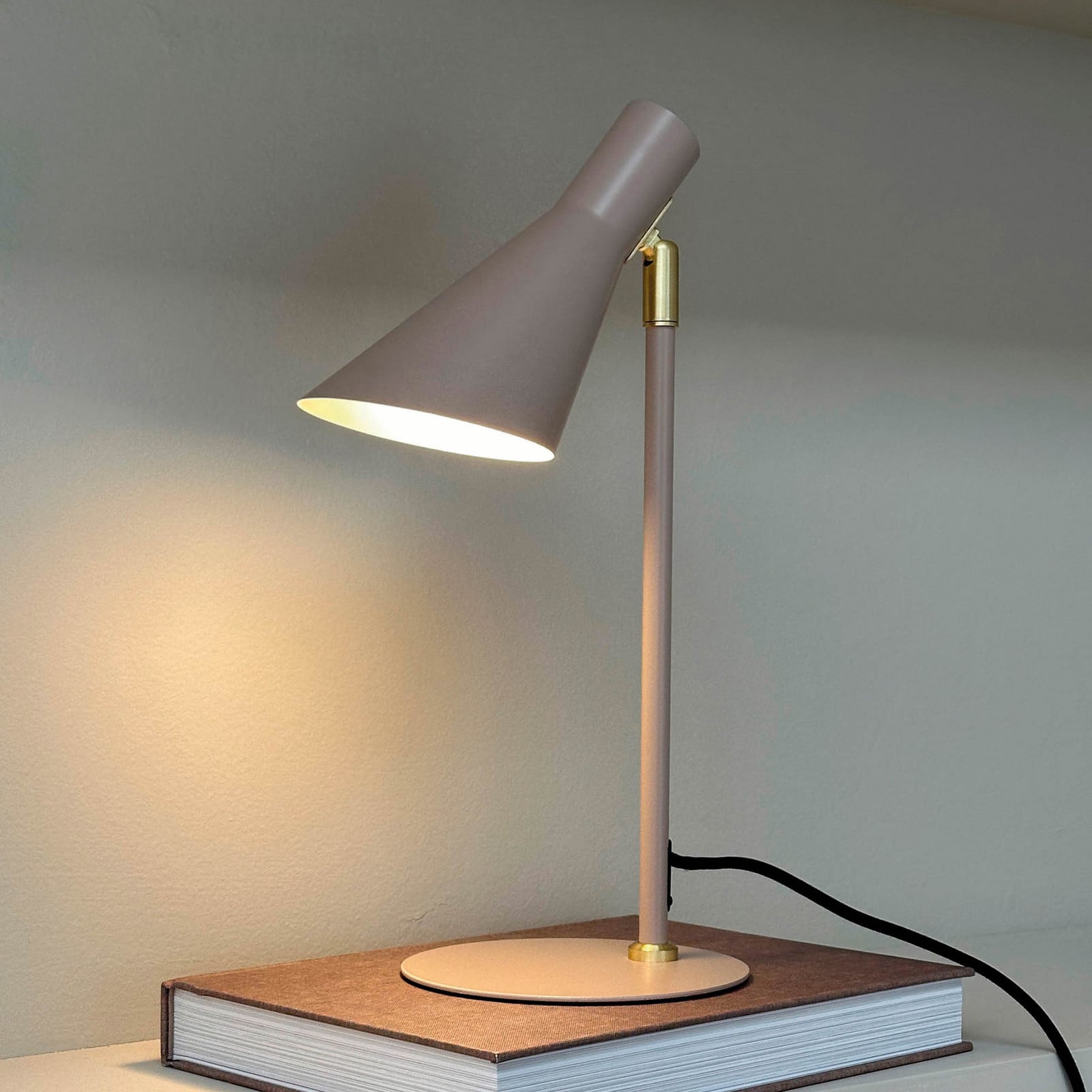 DL12 Bordslampa Mini Beige/M&auml;ssing Dyberg Larsen - Vardagsrum - Design - Metall - Med lampsk&auml;rm