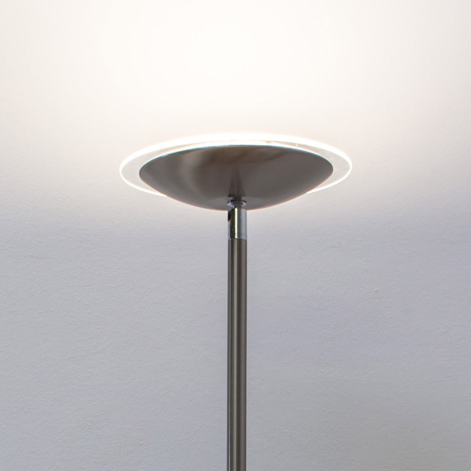 LED stojacia lampa osvetľujúca strop Malea, nikel