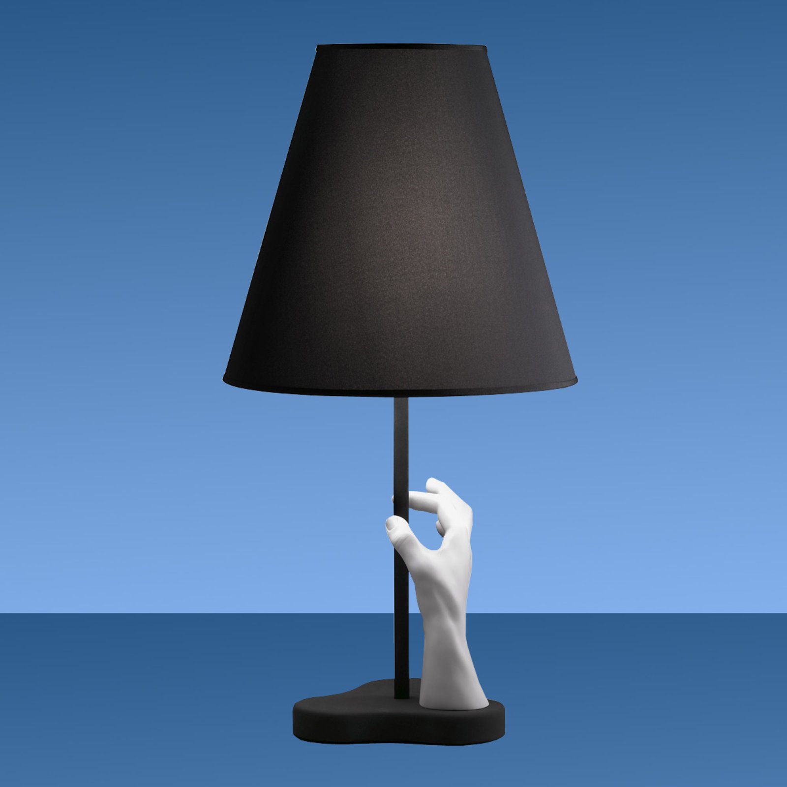 Atractiva lámpara de mesa Mano de diseño