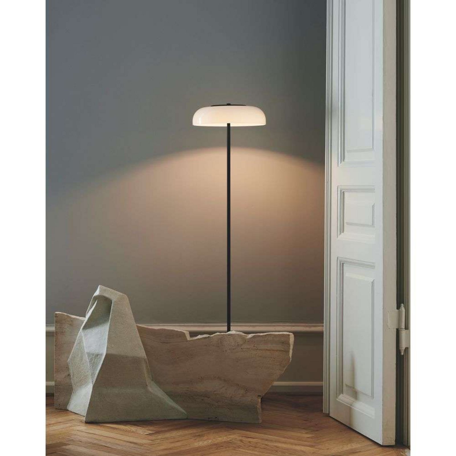Lampadaire LED Nuura Blossi, hauteur 120 cm, noir/opale
