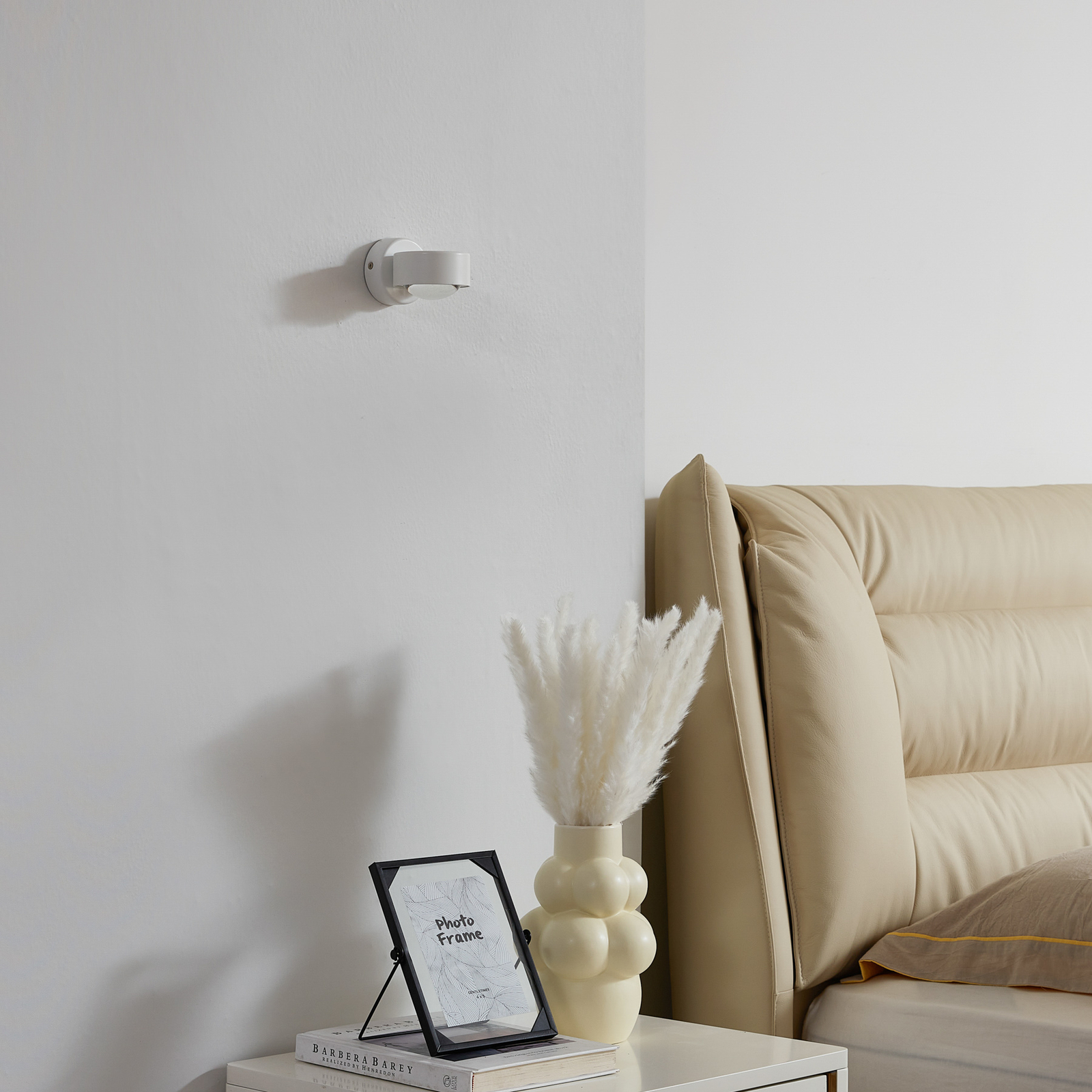 Aplică Lindby Jyla, albă, soclu în partea inferioară Aplică Lindby Jyla, albă, soclu în partea inferioară