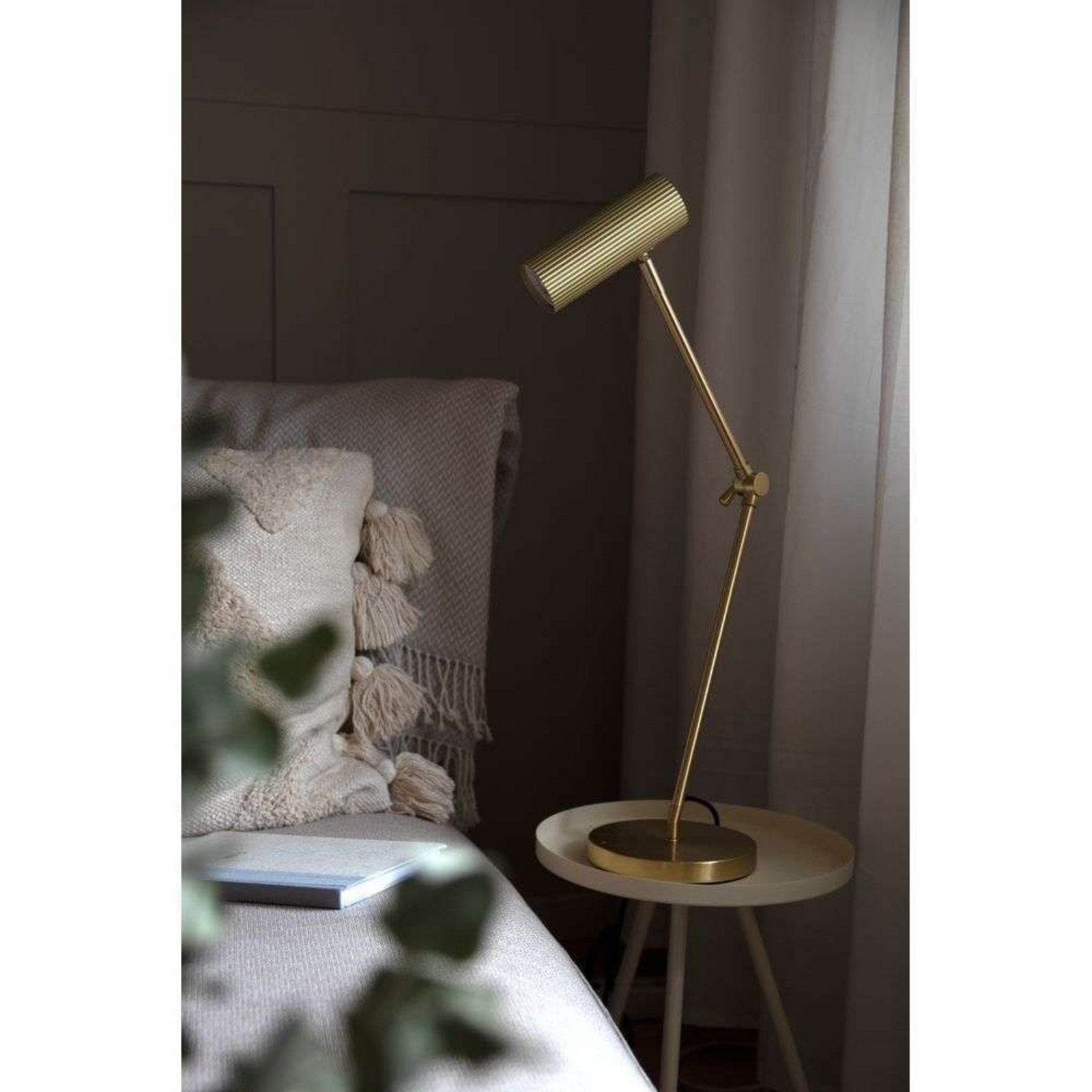 Hubble Read Bordslampa Brushed Brass - Globen Lighting