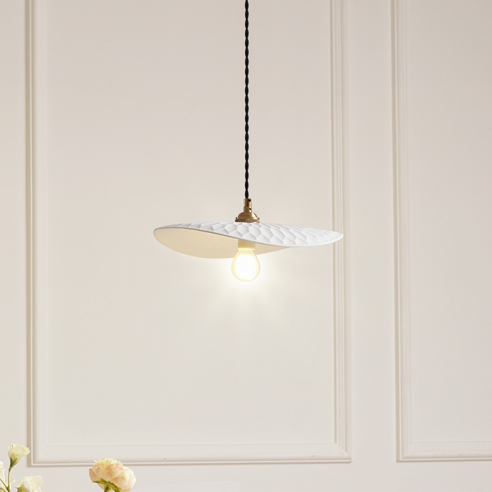 Candeeiro suspenso Lindby Annira, Ø 29 cm, cerâmica, branco/latão