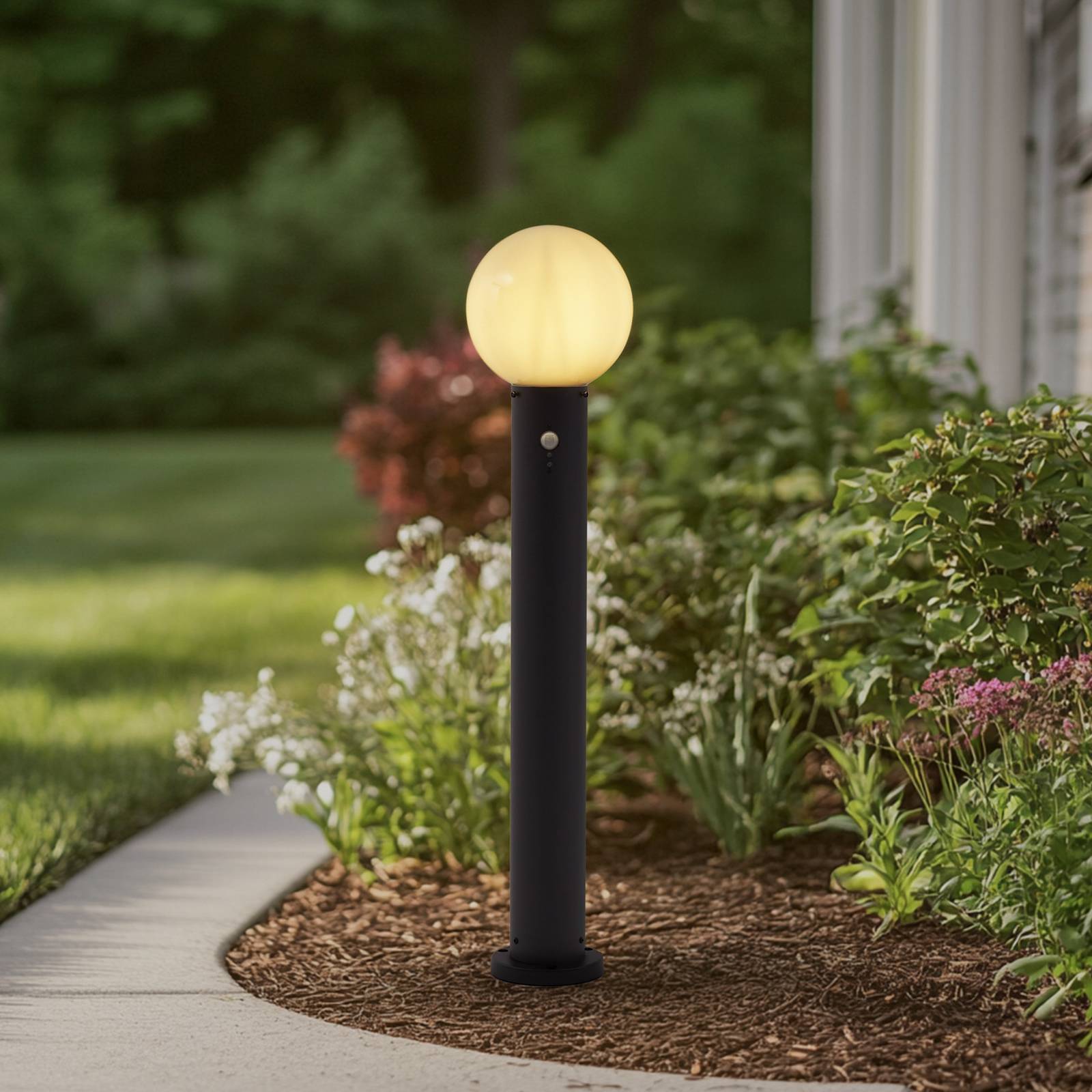 Lindby Wegeleuchte Dangan, weiß, 90 cm, Glas, Sensor günstig online kaufen