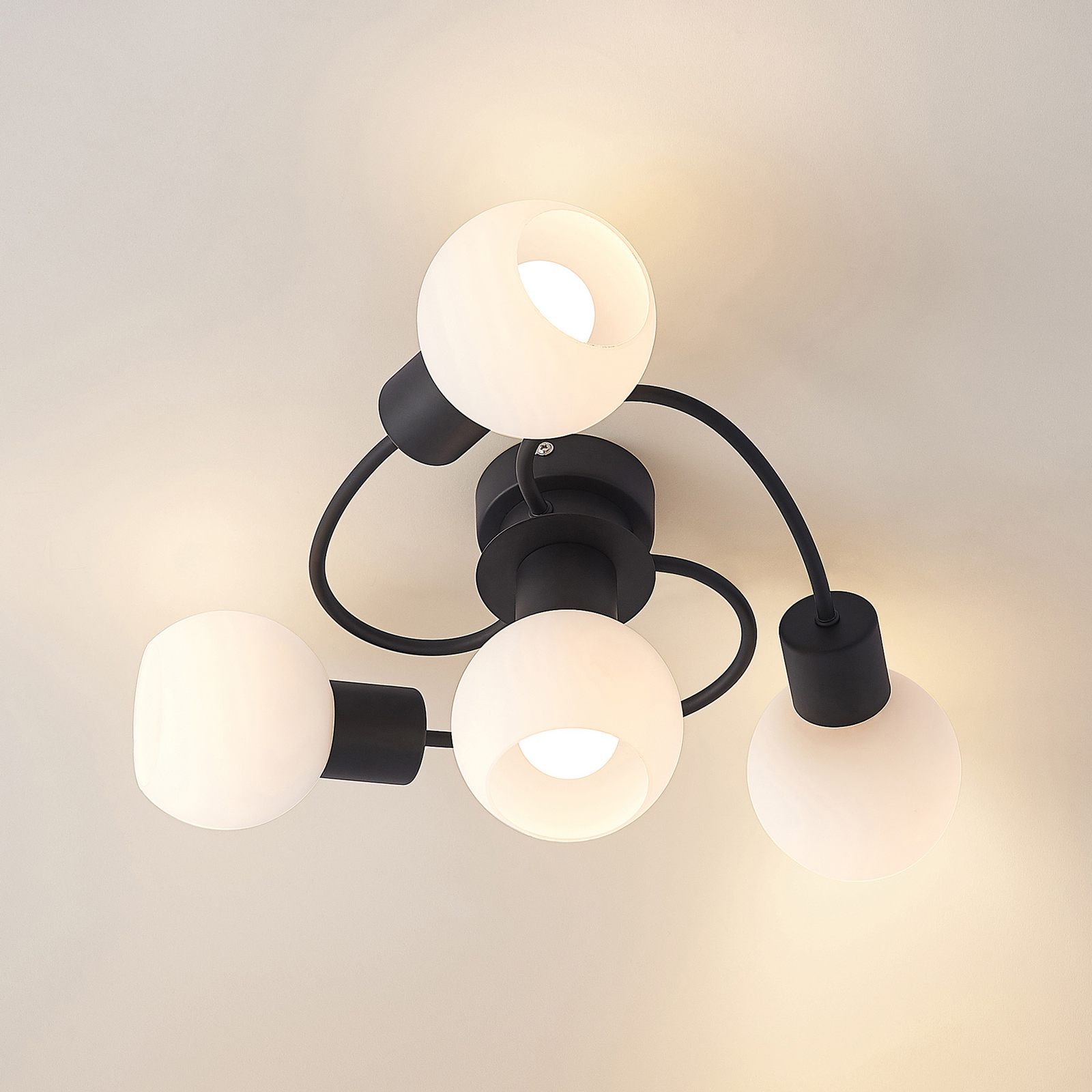 Lindby taklampe Ciala, 4-lys, svart, hvit, glass