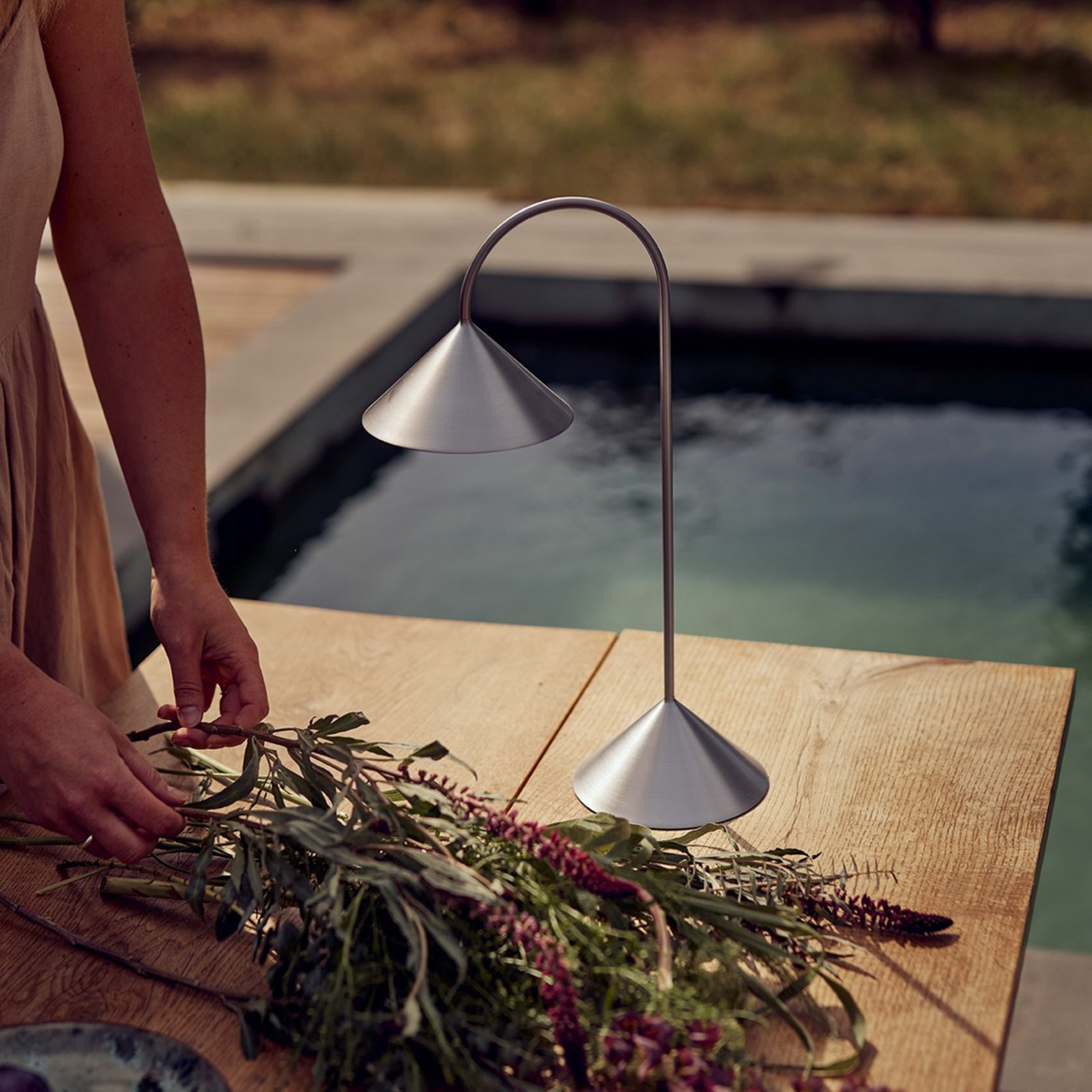 Grasp LED-batteridriven bordslampa, stål, höjd 47 cm, metall - FRANDSEN Grasp LED-batteridriven bordslampa, stål, höjd 47 cm, metall - FRANDSEN