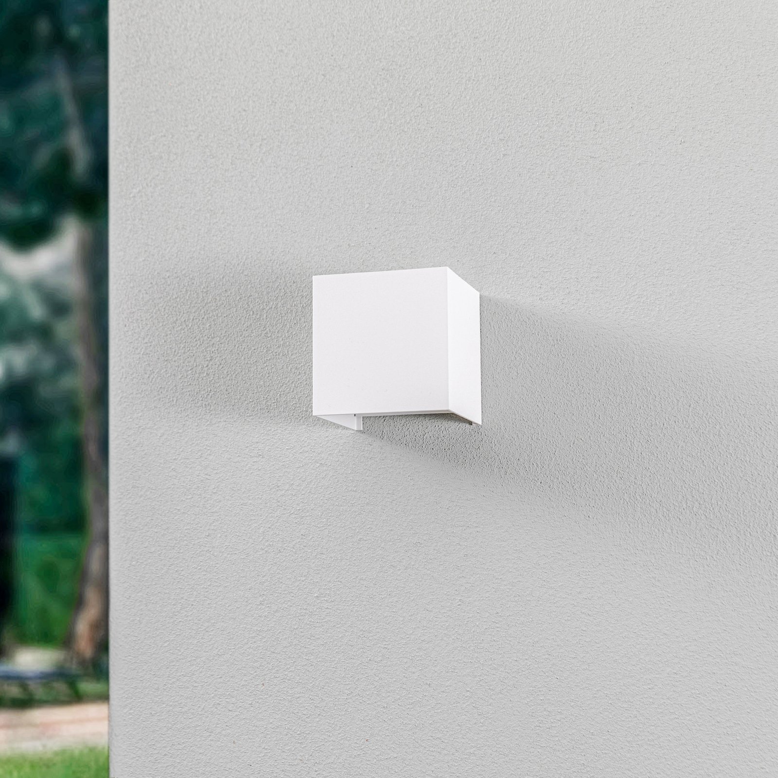 Lindby LED-Außenwandleuchte Nivar, eckig, weiß, Metall, IP54