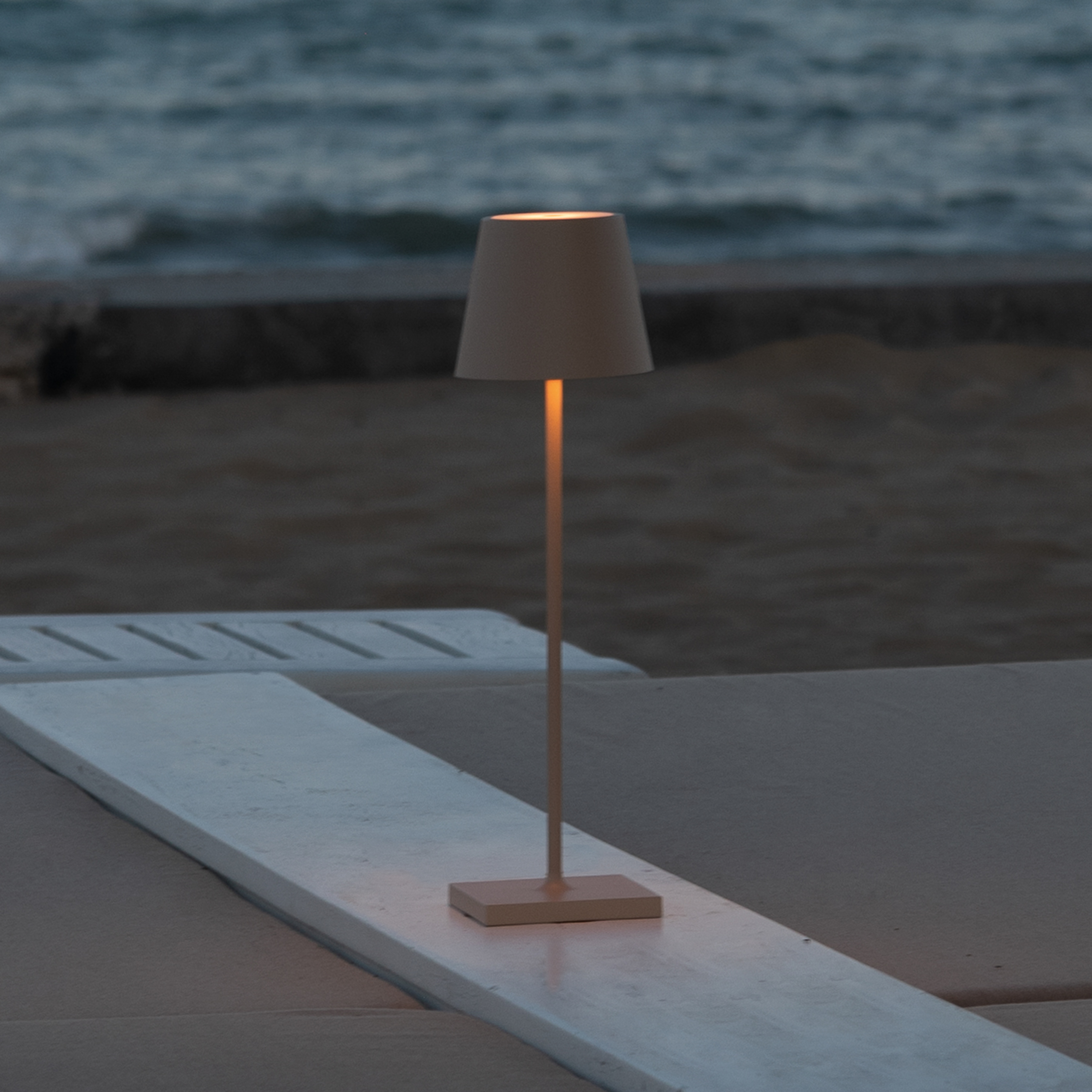 Lampe à poser rechargeable Zafferano Poldina IP65 sable