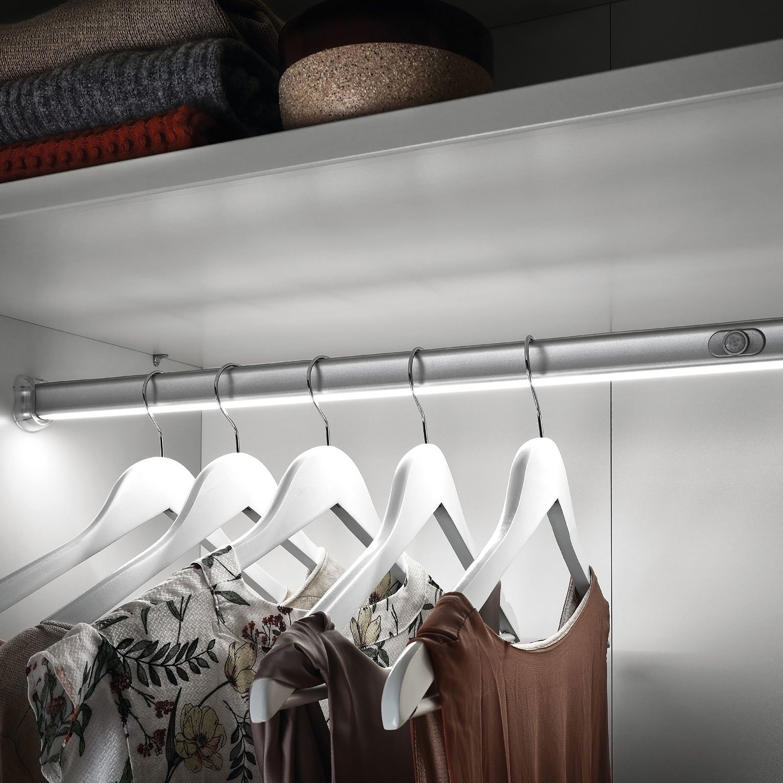 LED clothes rail light with sensor, 120 cm