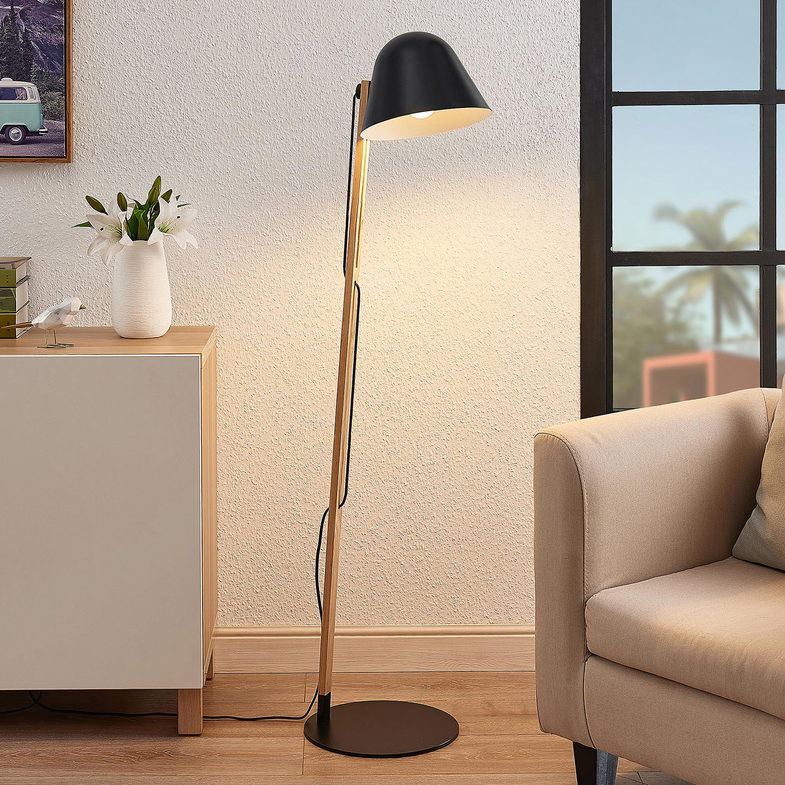 Lindby Tetja floor lamp with a wooden rod, black, for Living / Dining Room, metal, wood, E27, 60 W, energy efficiency: A++, W: 30 cm, H: 128 cm