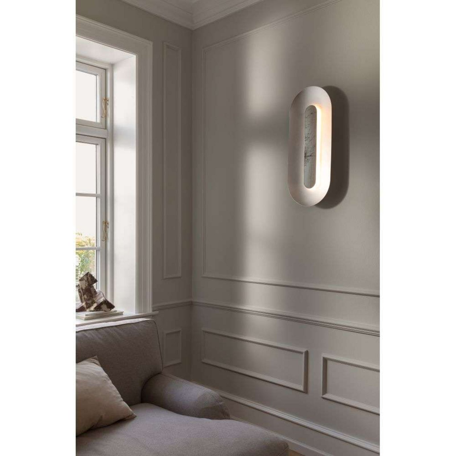 Nuura LED-vegglampe Sasi, høyde 65 cm, sølvfarget, metall