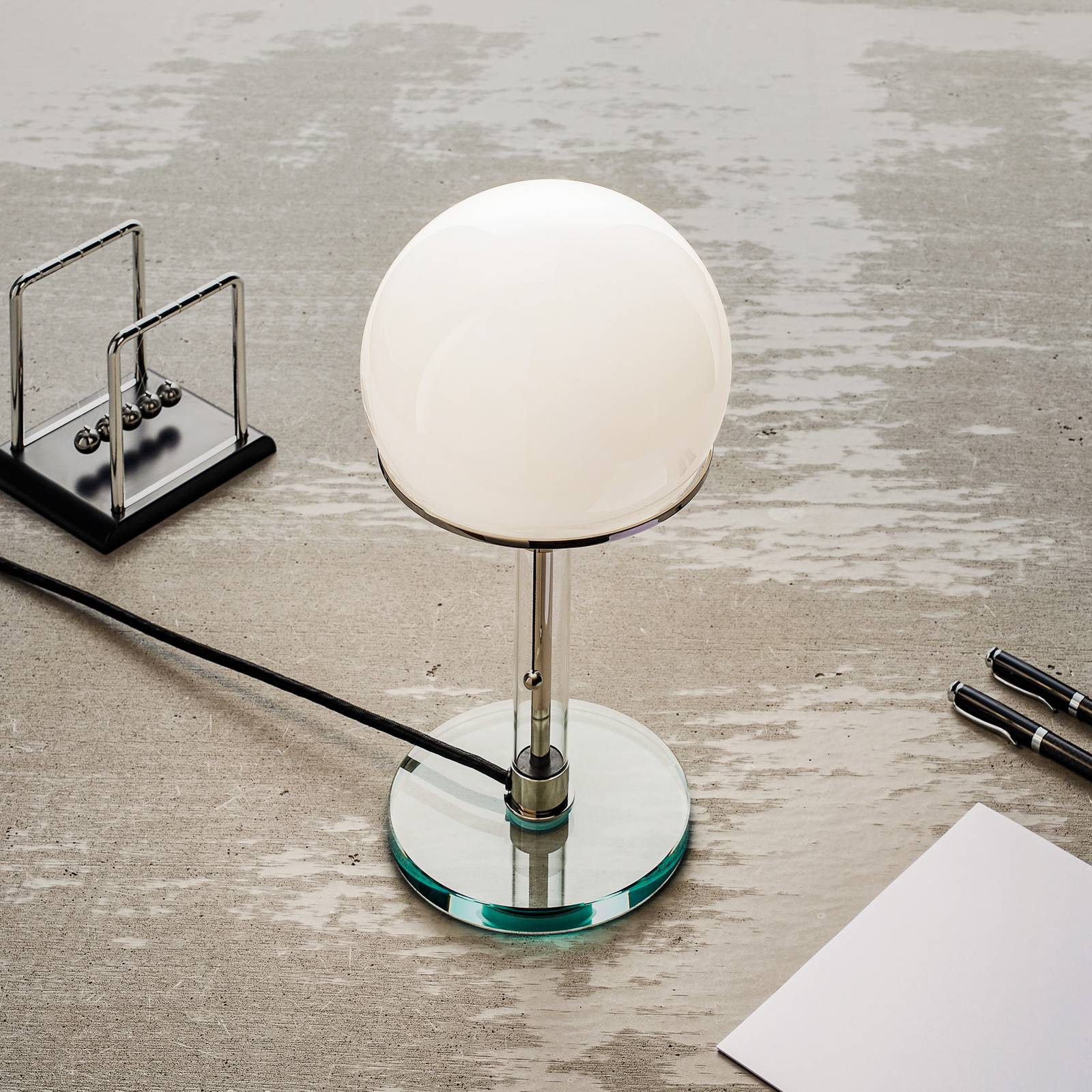 TECNOLUMEN Wagenfeld WG24 bordslampa med glasfot