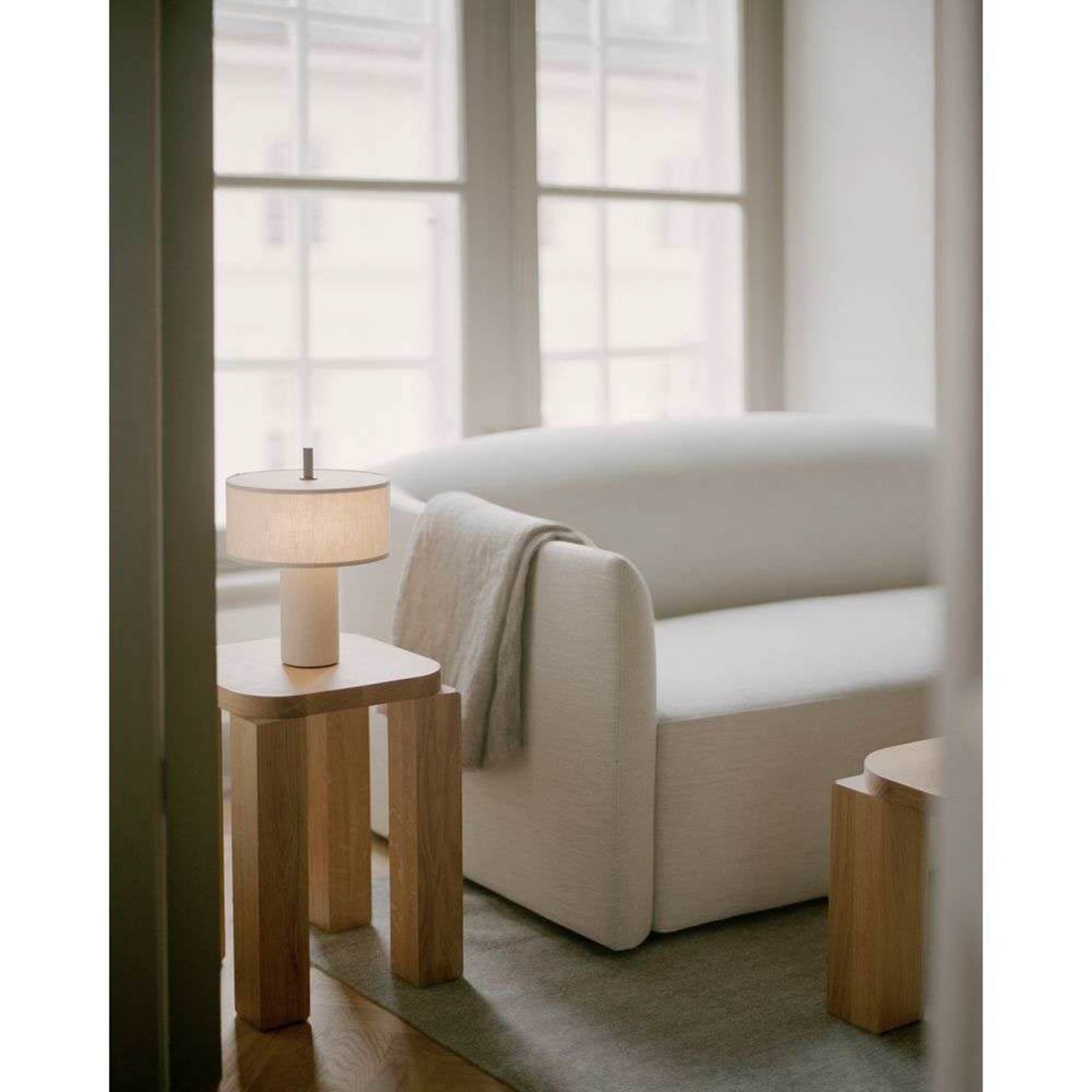 NEW WORKS LED namizna svetilka na baterije Margin Beige, CCT, z možnostjo