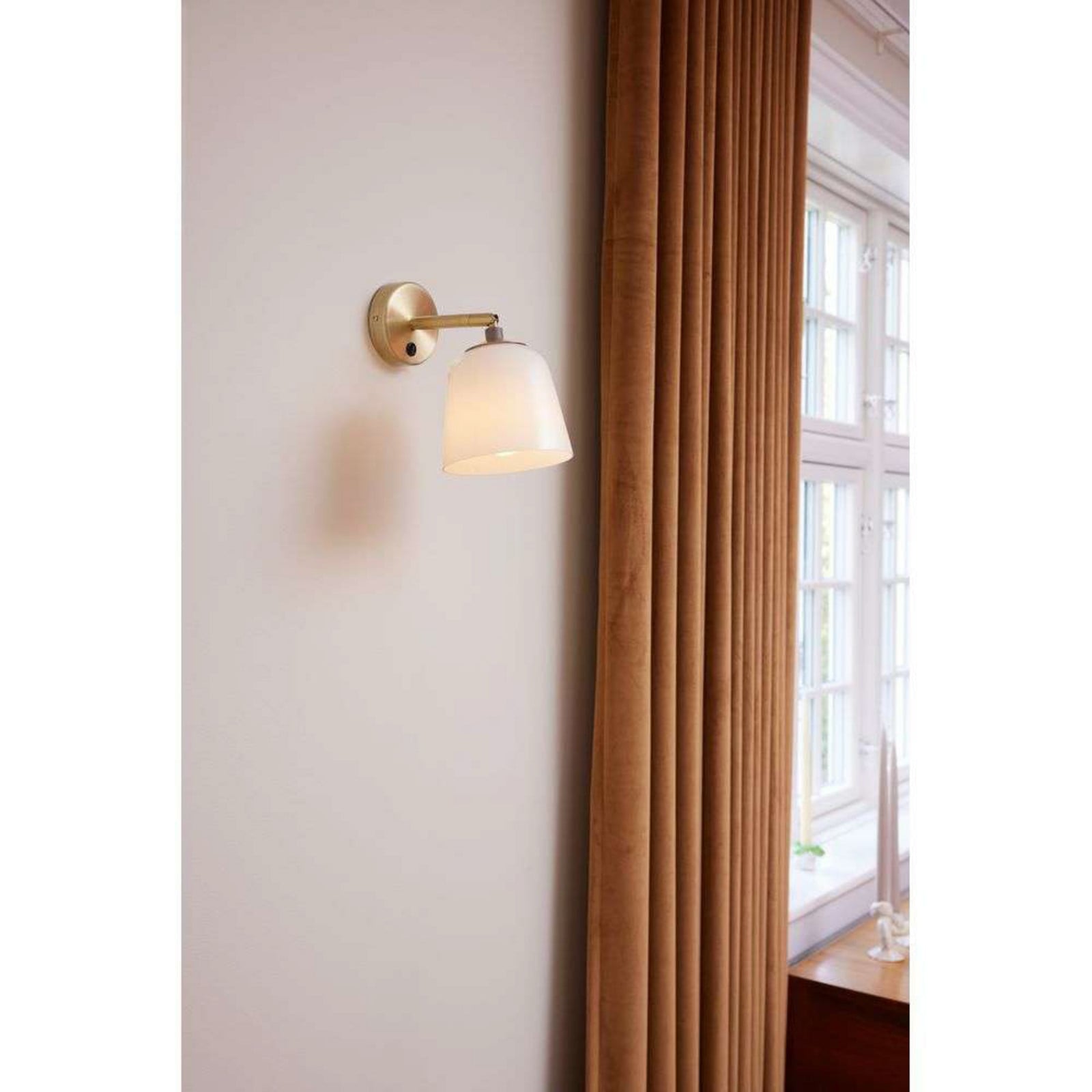 Room 49 V&auml;gglampa Antique Brass/Opal Halo Design - Metall