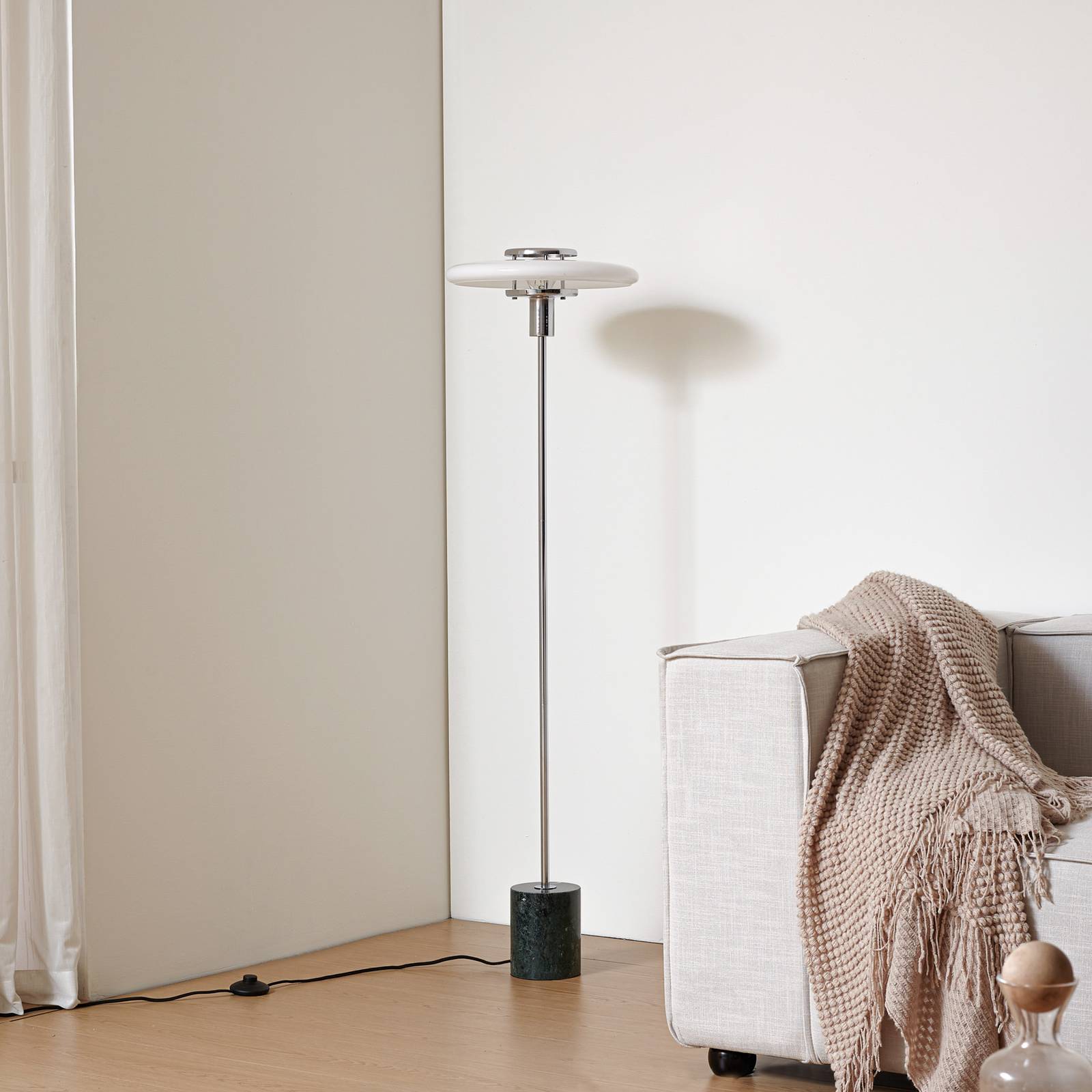 Lampa stojąca Lindby Branford, 130 cm, biała/zielona, szkło/marmur