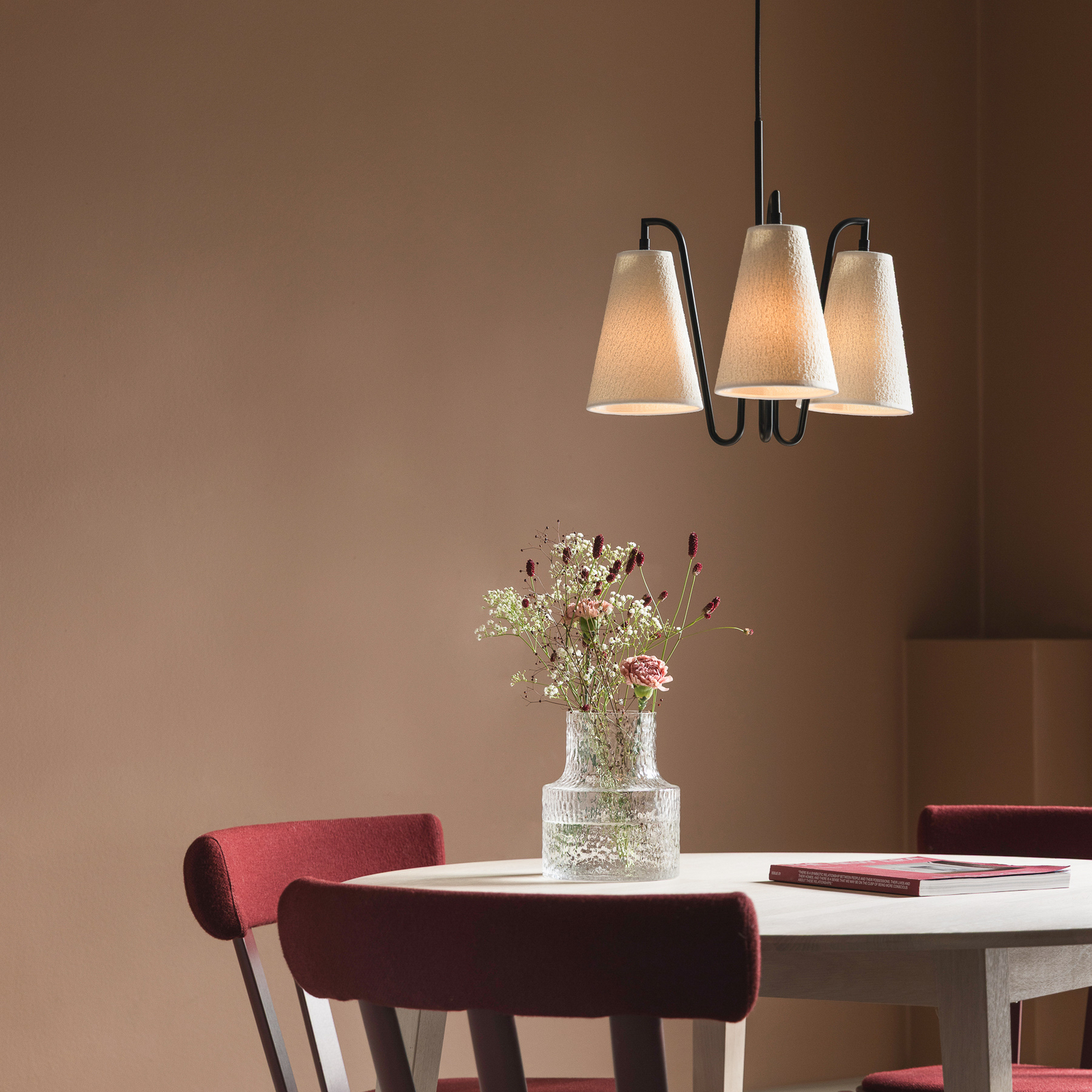 Globen Lighting Κρεμαστό φωτιστικό Lou 3, λευκό Bouclé/μαύρο ύφασμα Globen Lighting Κρεμαστό φωτιστικό Lou 3, λευκό Bouclé/μαύρο ύφασμα