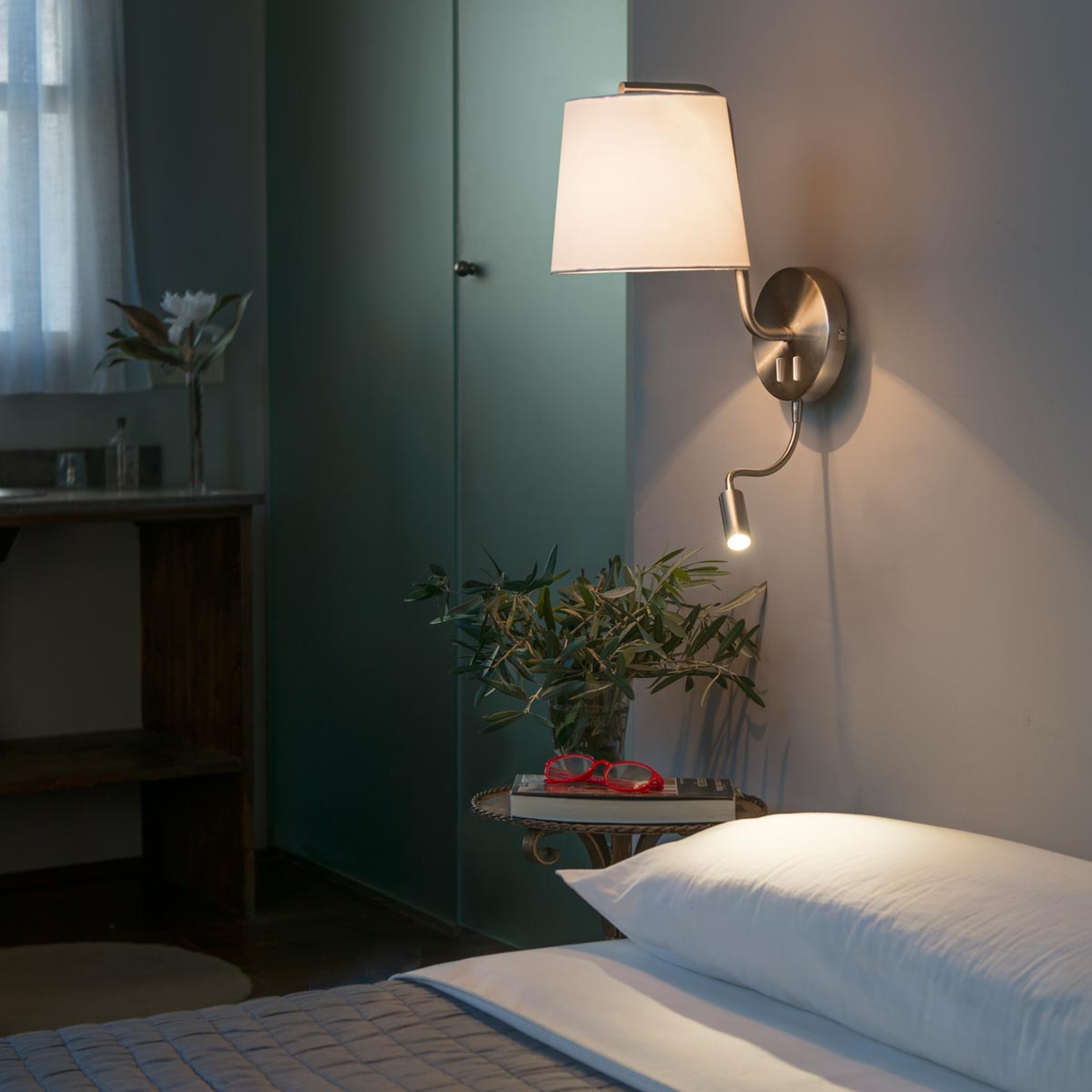 Candeeiro de parede têxtil Berni com luz de leitura LED