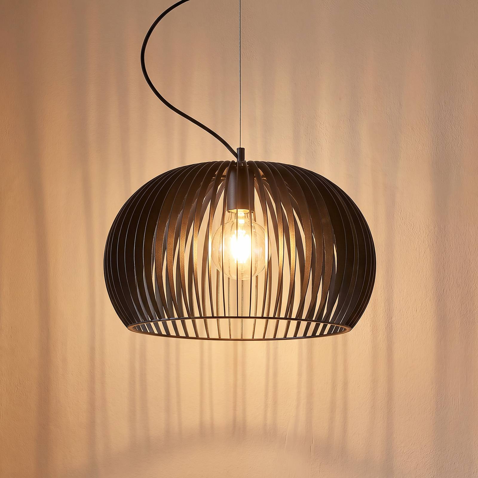 Lindby Jusra pendellampa i svart metall, 1 lampa.