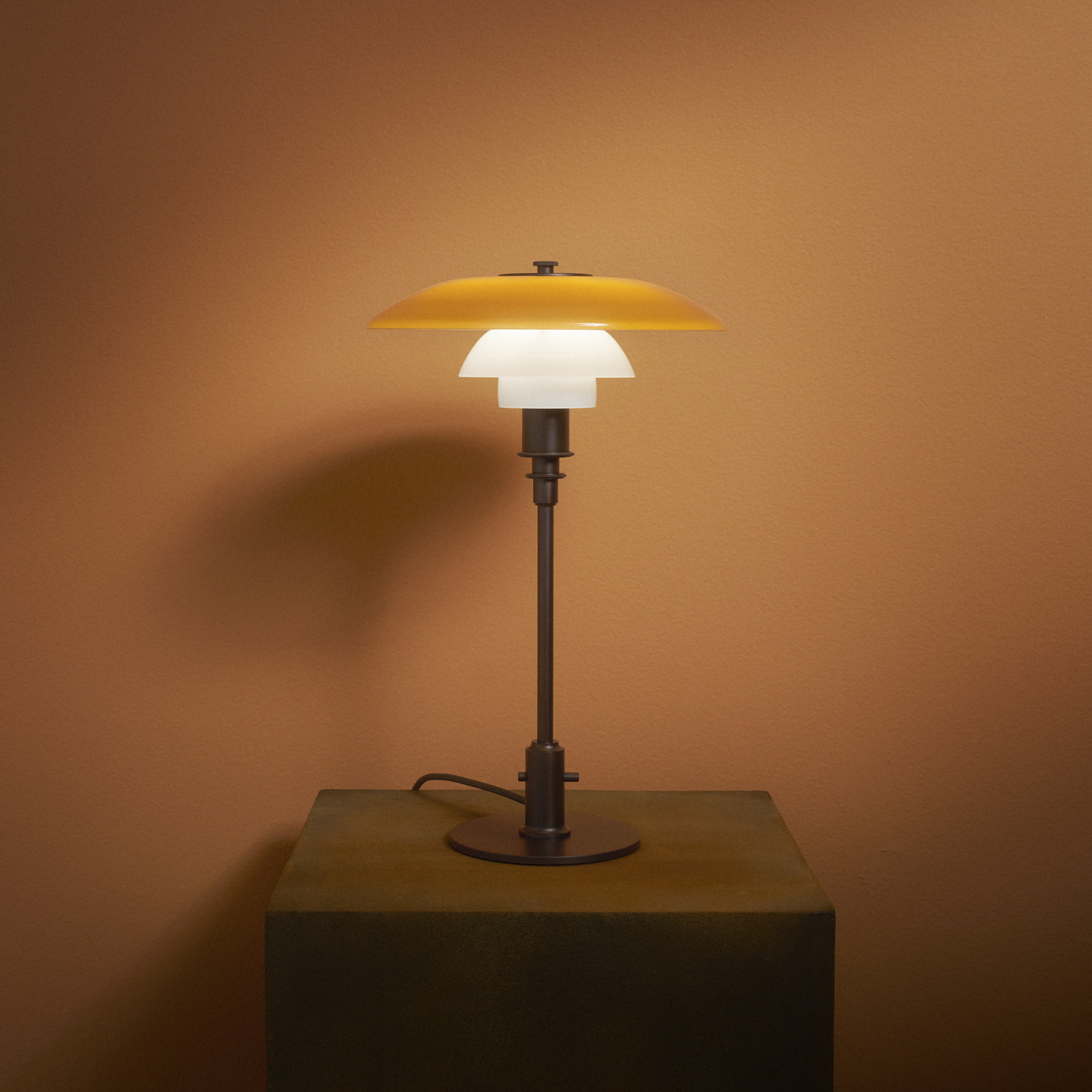 Louis Poulsen bordlampe PH 3-2, brunsert messing, ravfarget Louis Poulsen bordlampe PH 3-2, brunsert messing, ravfarget