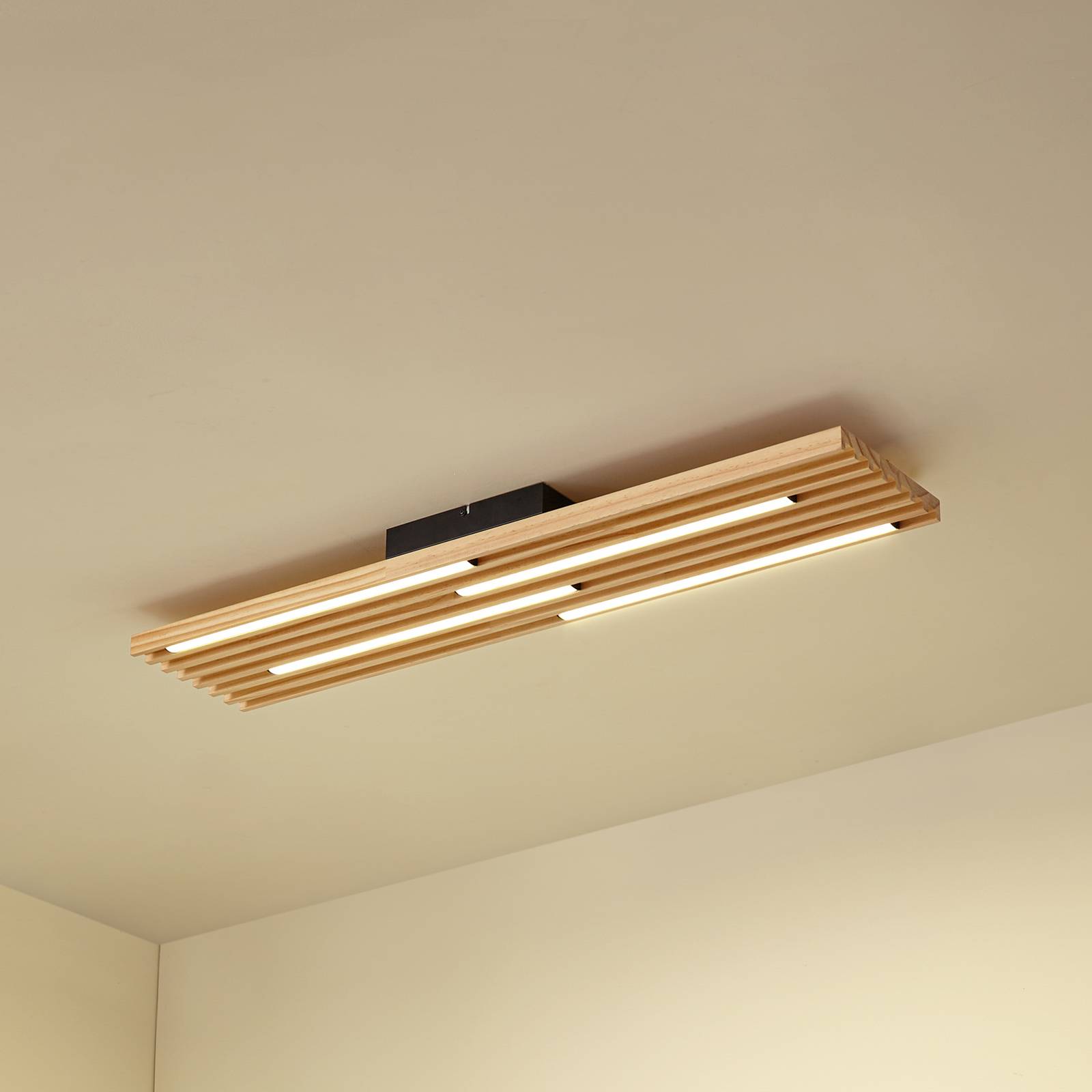 Lindby lampa sufitowa LED Madero, drewno sosnowe, 90 cm x 20 cm